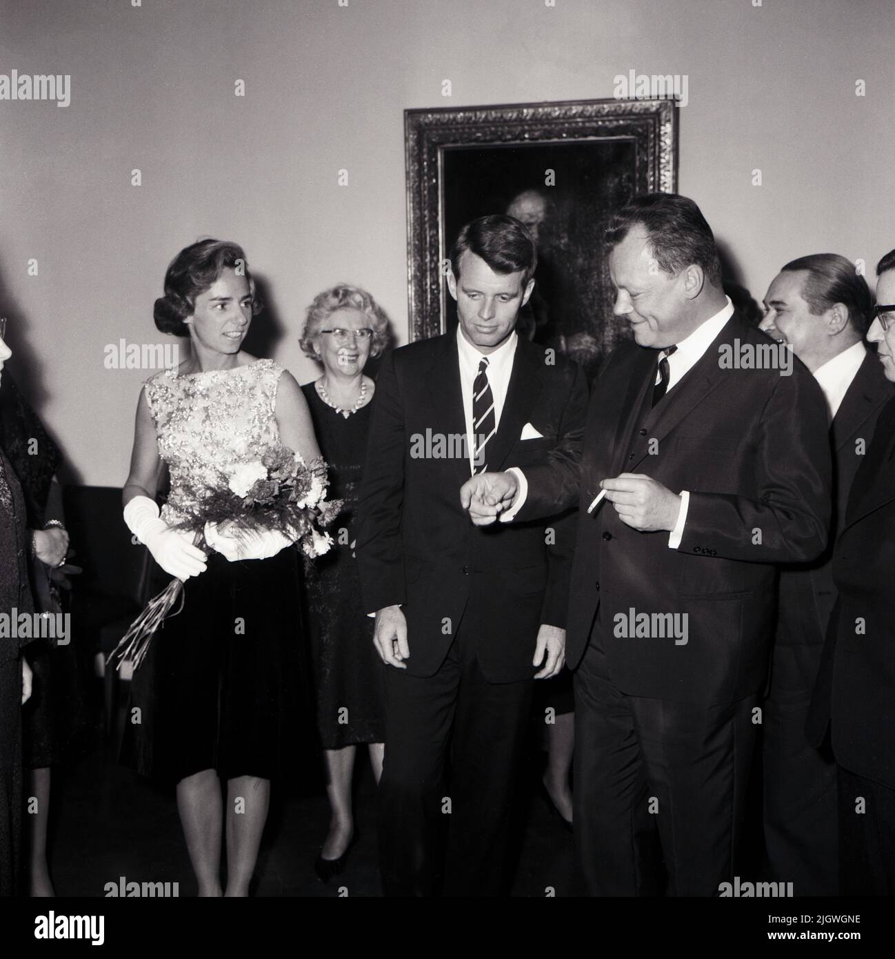 Original-Bildunterschrift: Robert F. Kennedy, Bruder des amerikanischen Präsidenten und Justizminister USA, sprach im Auditorium Maximum der Berliner FU. Ethel und Robert F. Kennedy mit Rut und Willy Brandt im Vorraum, Berlin, Deutschland 1962. Stock Photo