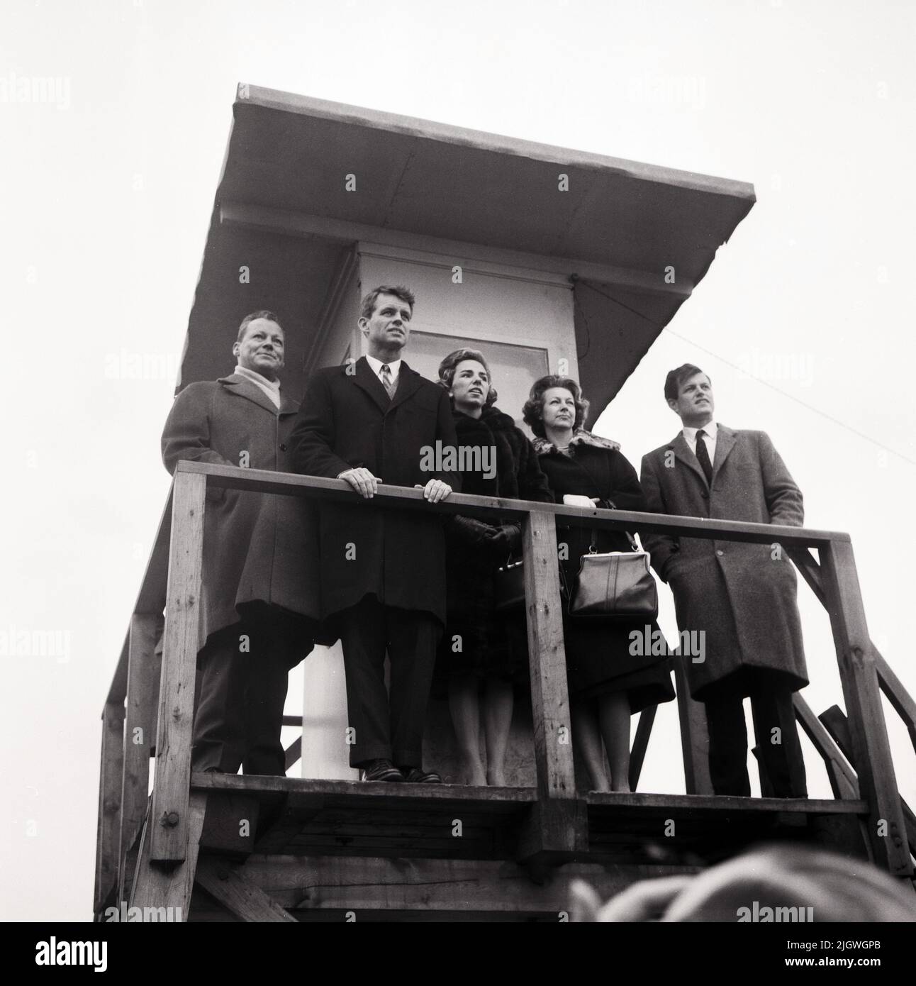 Robert F. Kennedy mit Gattin Ethel in Berlin 1962 - Regierender Bürgermeister Willy Brandt mit Robert F. Kennedy, Ethel Kennedy und Rut Brandt auf einem Aussichtsturm an der Schandmauer vor dem Brandenburger Tor, Berlin, Deutschland 1962. Stock Photo