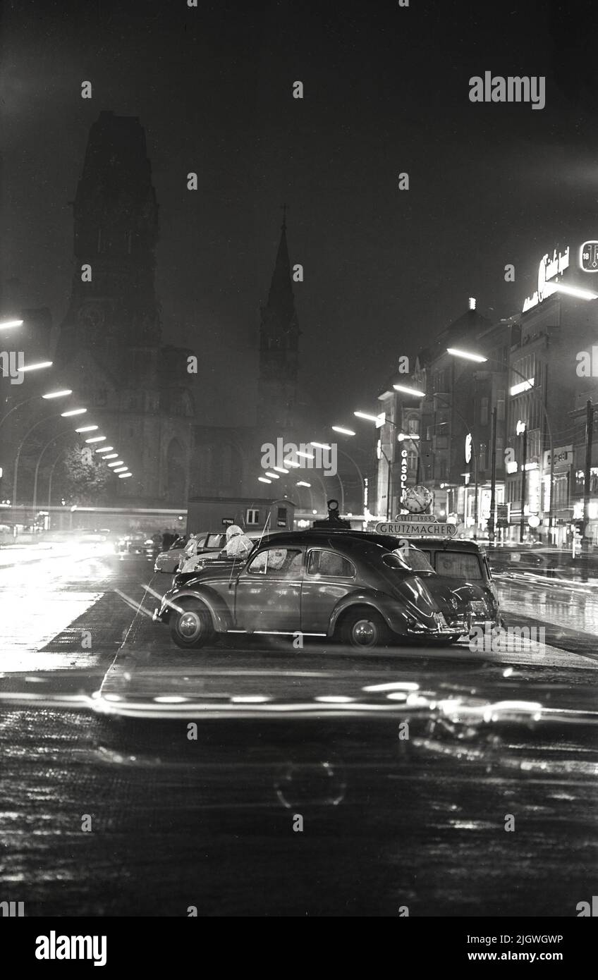 Original-Bildunterschrift: der Kurfürstendamm zum ersten Mal im Glanz der neuen Beleuchtung, Berlin, Deutschland 1955. Stock Photo