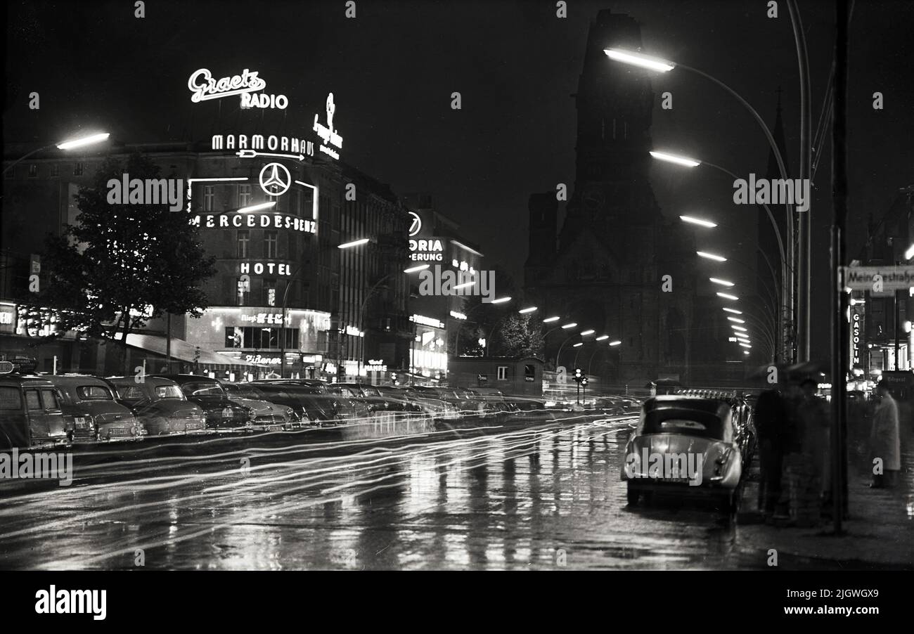 Original-Bildunterschrift: der Kurfürstendamm zum ersten Mal im Glanz der neuen Beleuchtung, Berlin, Deutschland 1955. Stock Photo