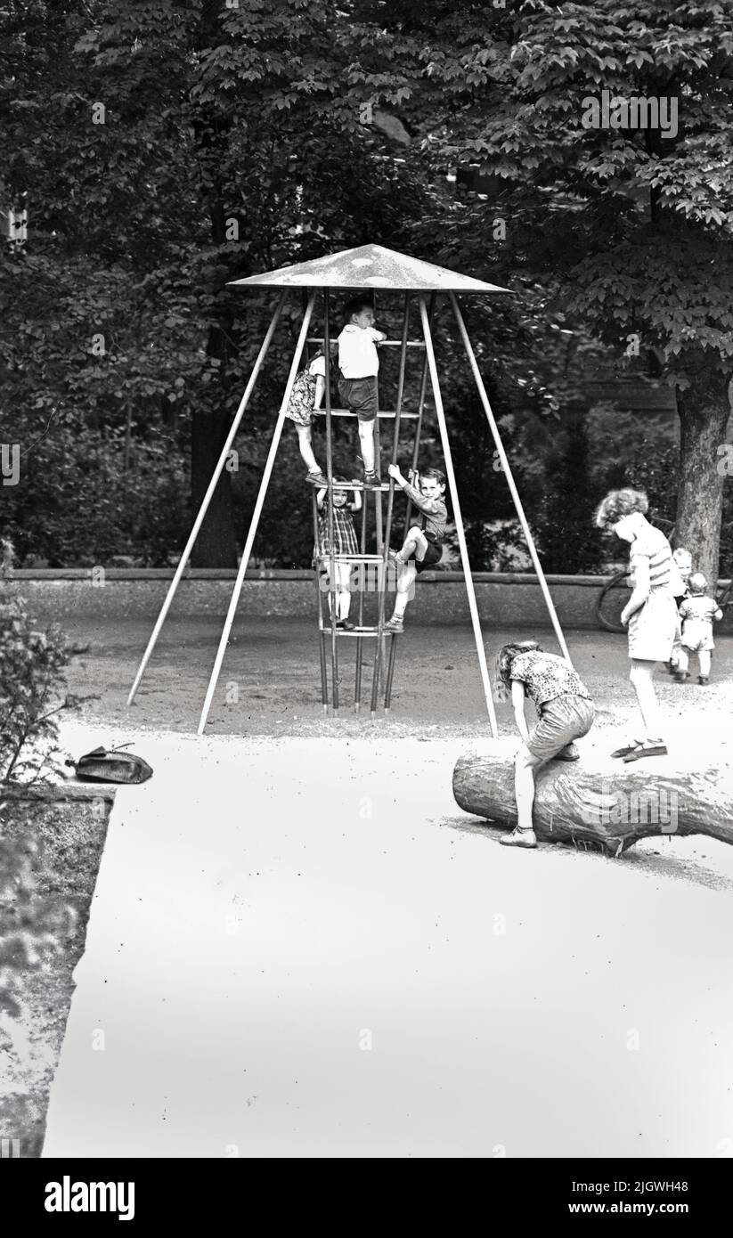 Original-Bildunterschrift: Ein Klettergerüst mit Fliegenpilzdach steht jetzt im Otto-Park des kleinen Tiergarten in Moabit, Berlin, Deutschland 1955. Stock Photo