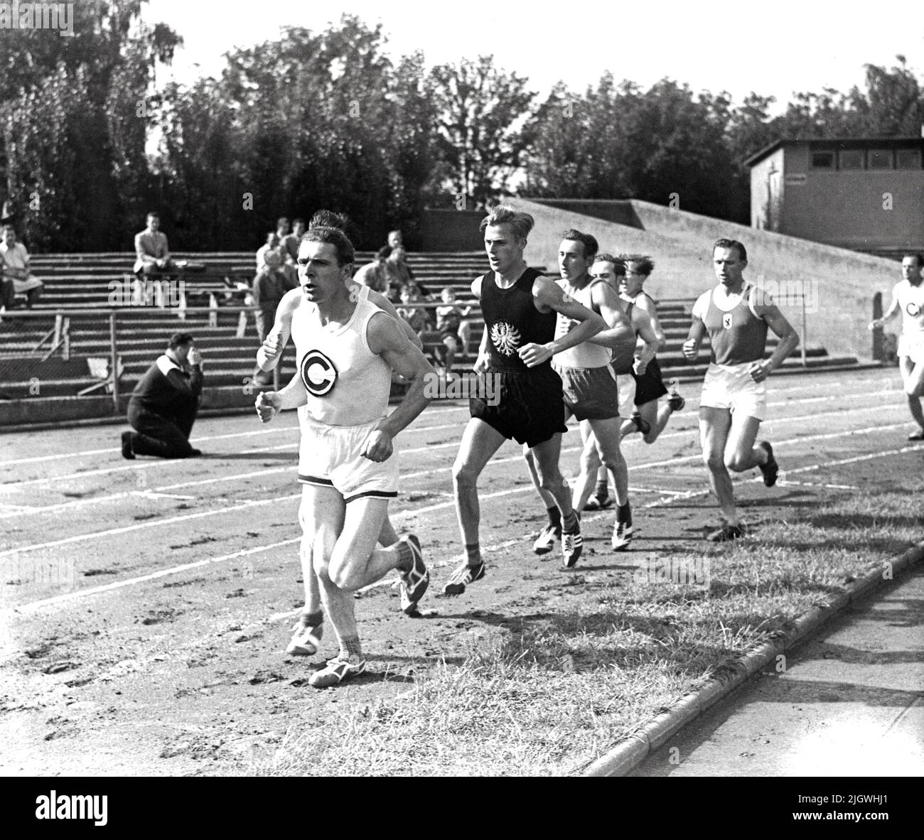 Berliner Leichtathletik-Meisterschaften 1955 - Original-Bildunterschrift:  Meister über 5000 Meter wurde Michalowski (vorn) vom SCC in 15:31,2,  Berlin, Deutschland 1955 Stock Photo - Alamy