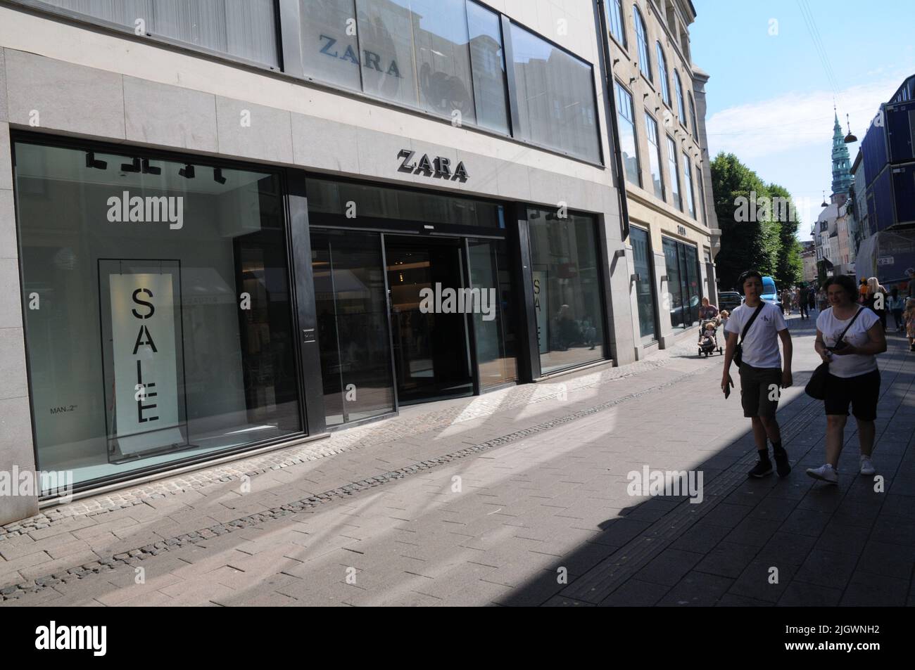 Zara fashion shop store hi-res stock photography and images - Page 7 - Alamy