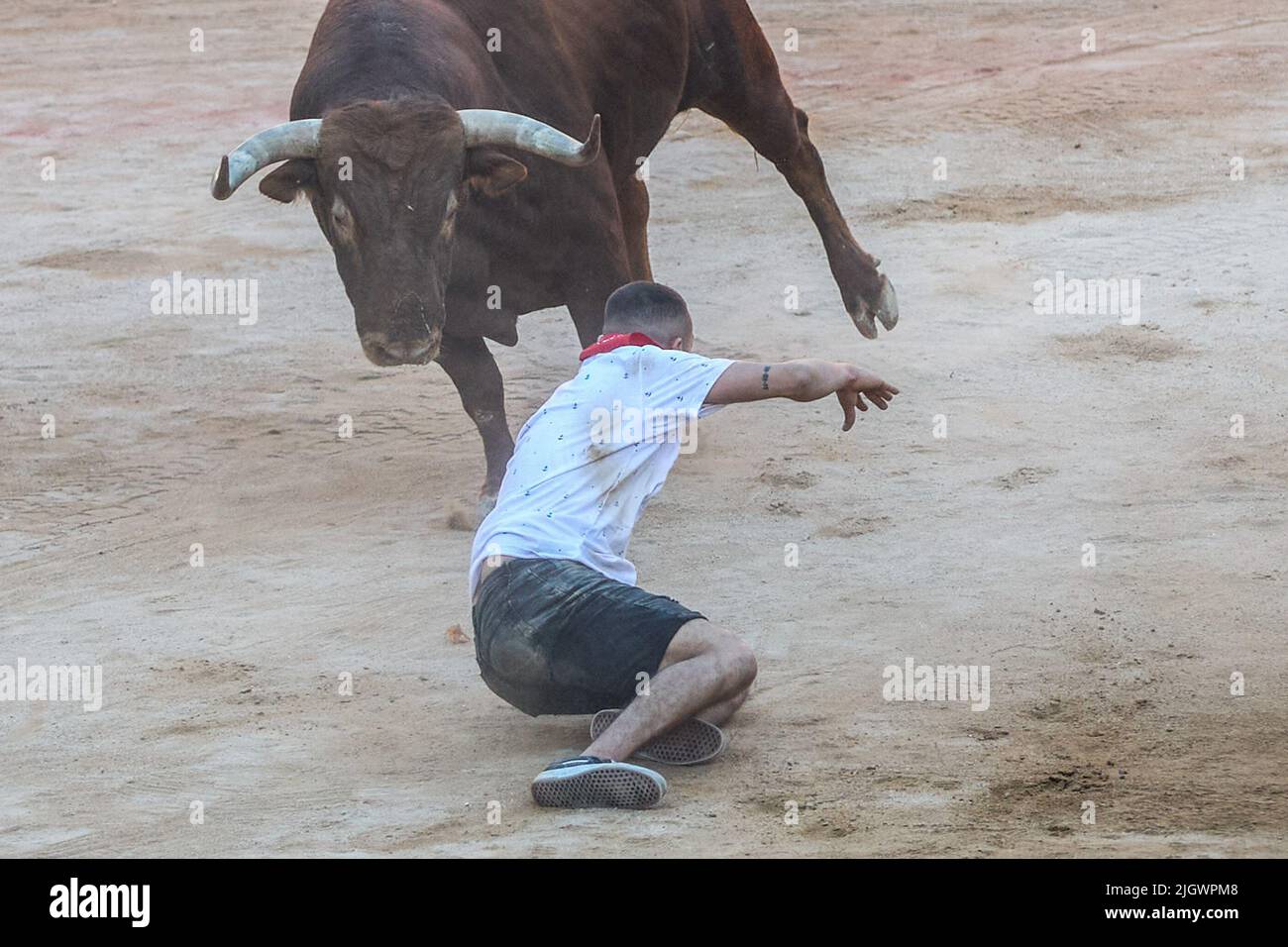 Pamplona, Spain. 13th July, 2022. A runner is charged by the last bull seventh confinement of the San Fermin 2022 festivities, in charge of the Victoriano del Río ranch, in Pamplona. Credit: SOPA Images Limited/Alamy Live News Stock Photo