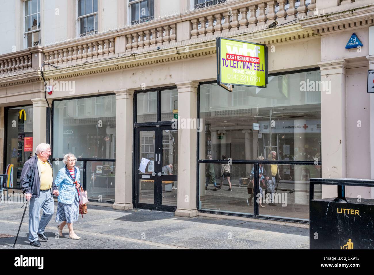 Empty shop, with Class 3 restaurant consent, with To Let / May Sell estate agents sign in Reform Street, Dundee, Scotland. Stock Photo