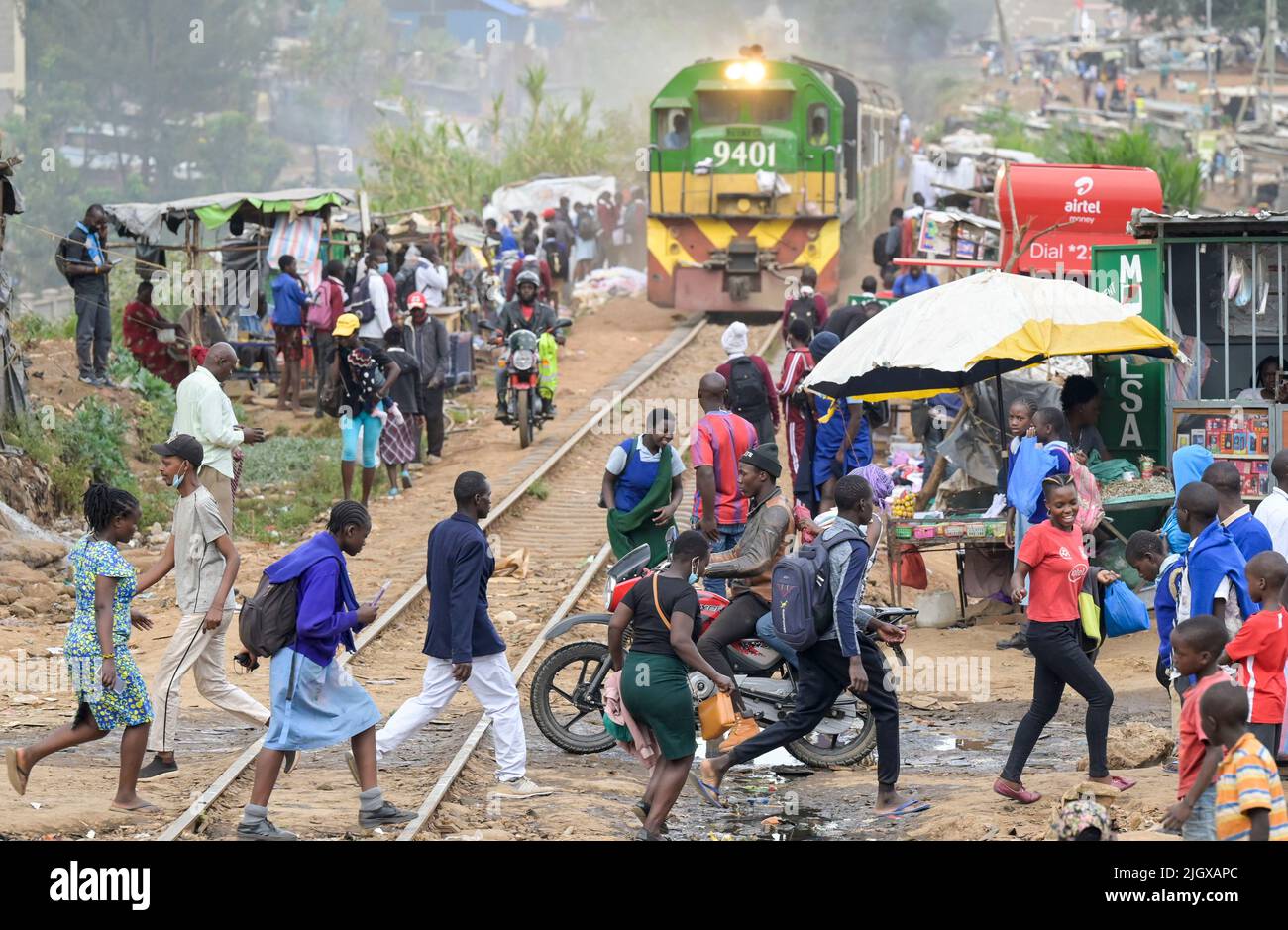 KENYA, Nairobi, Kibera slum, railway line, commuter train in the evening / KENIA, Nairobi, Kibera Slum, Bahnlinie, Pendlerbahn am Abend Stock Photo