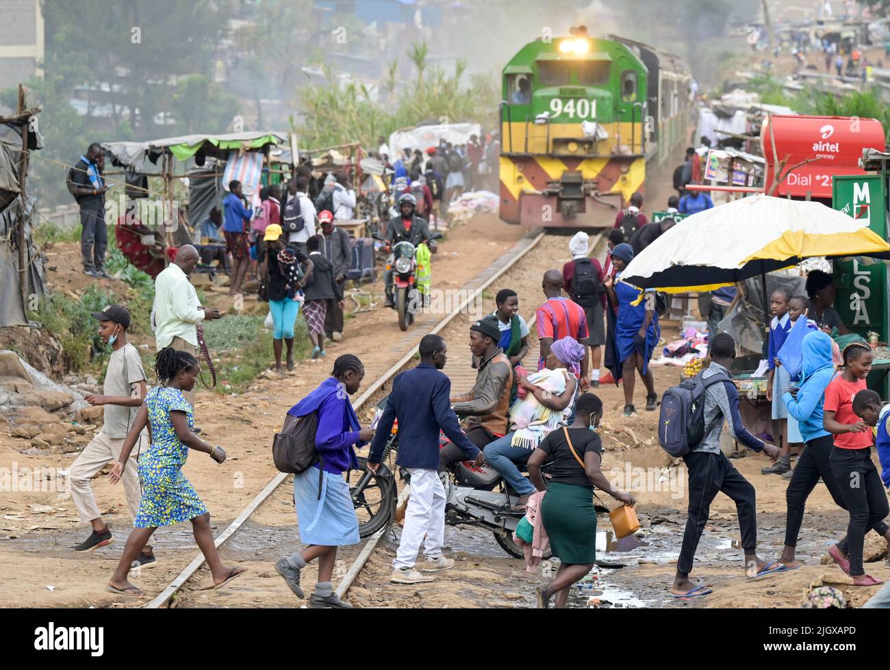KENYA, Nairobi, Kibera slum, railway line, commuter train in the evening / KENIA, Nairobi, Kibera Slum, Bahnlinie, Pendlerbahn am Abend Stock Photo