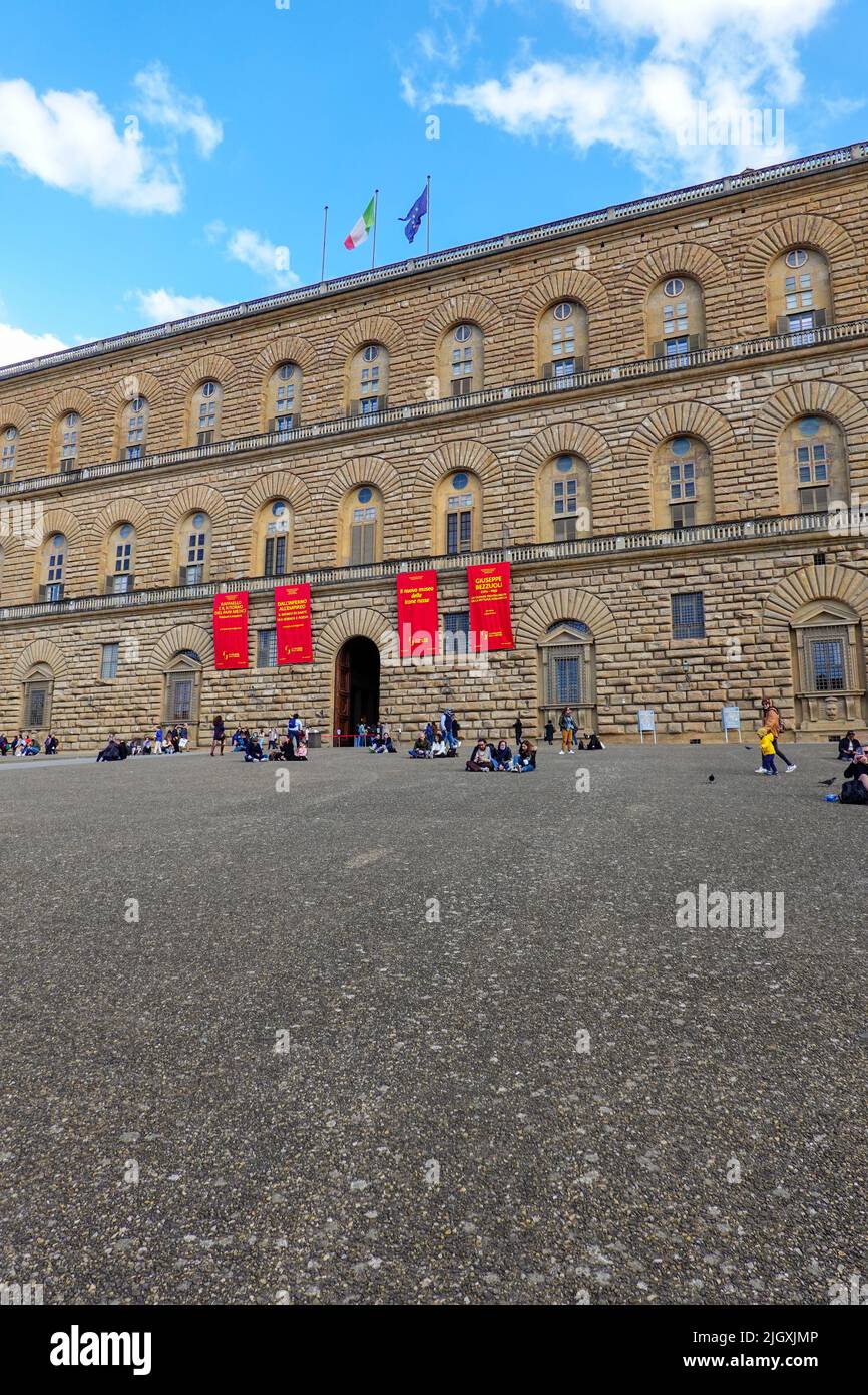 People sitting on the ground in front of the Pitti Palace, Piazza dei Pitti, Oltrano district, Florence, Italy. Stock Photo