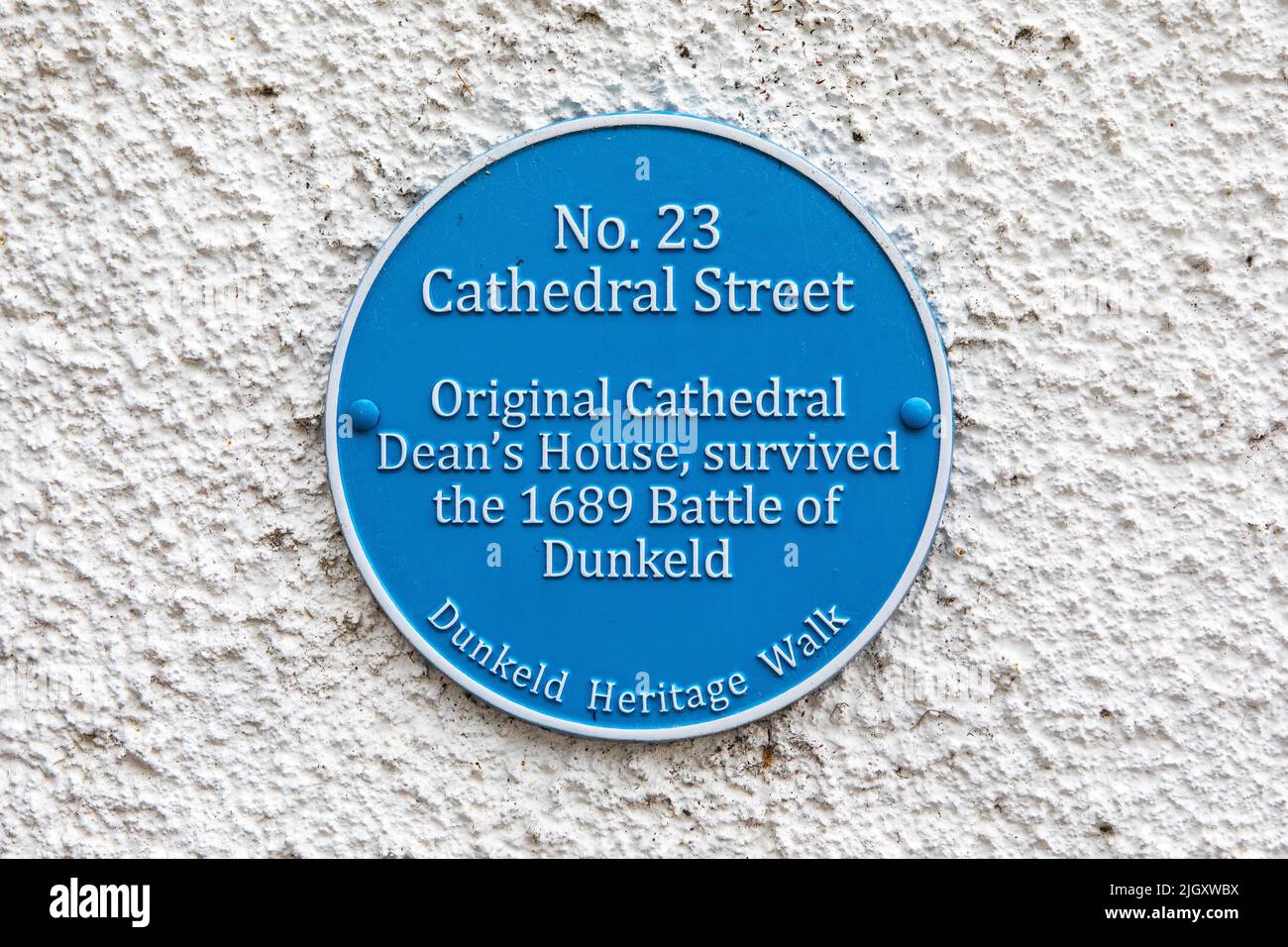 Dunkeld, Scotland - October 11th 2021: A blue plaque marking the location and history of No 23 Cathedral Street in the beautiful town of Dunkeld in Sc Stock Photo