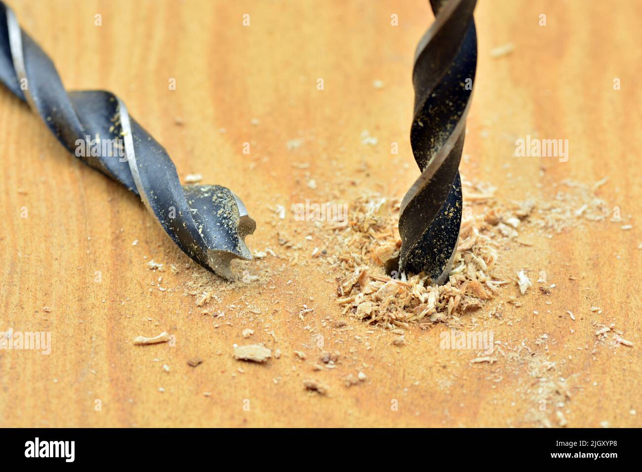 Detalle de una broca abriendo un agujero en una tabla de madera Stock Photo