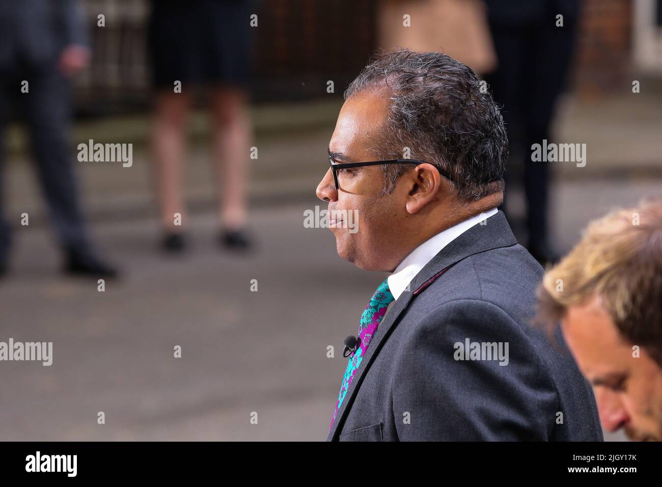 London, UK. 07th July, 2022. Channel 4 news presenter Krishnan Guru-Murthy reporting from Downing Street in central London. Credit: SOPA Images Limited/Alamy Live News Stock Photo