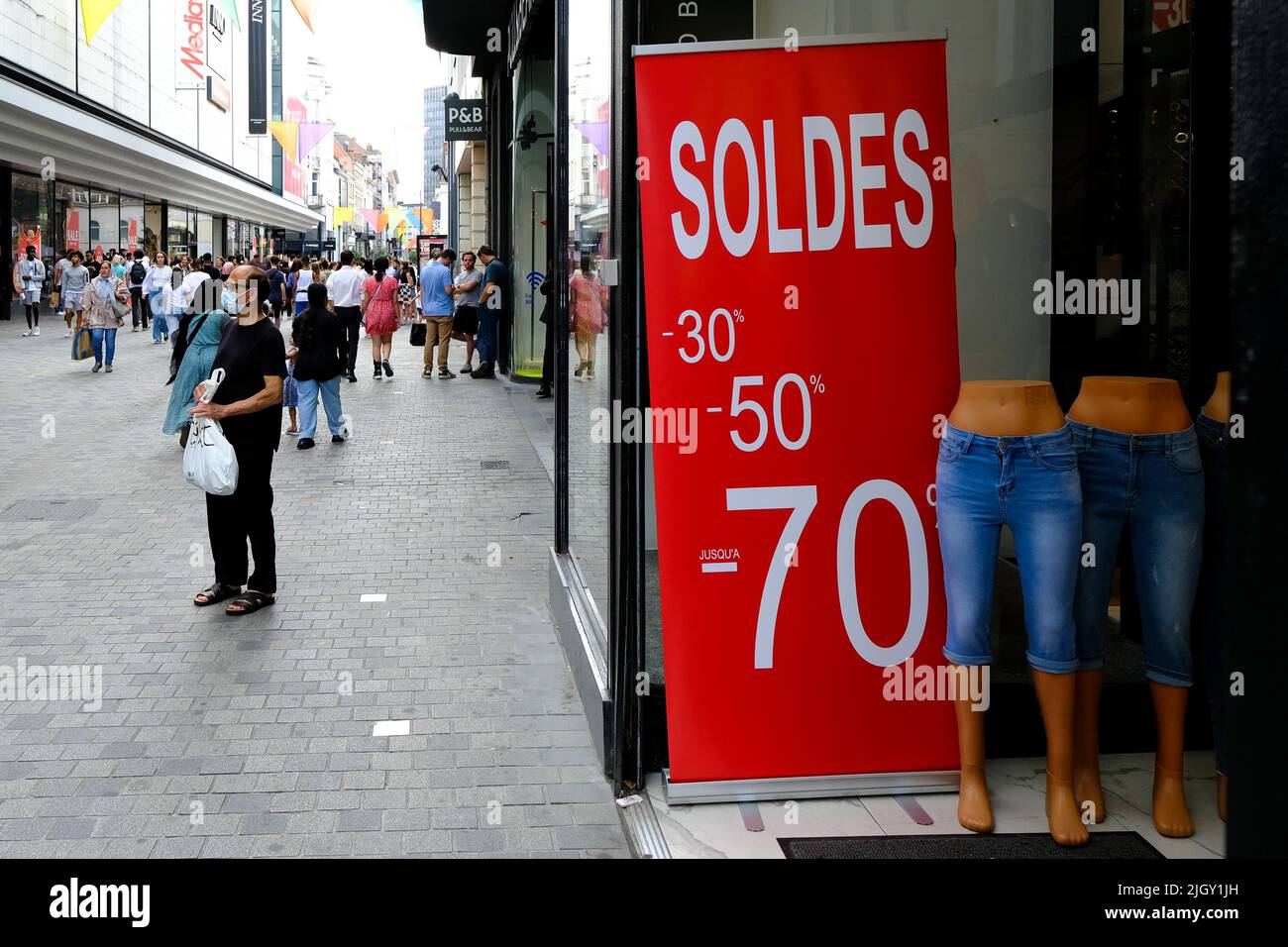 Brussels, Belgium. 13th July, 2022. A sale sign outside a retail shop  during the summer sales in Brussels, Belgium on July 13th, 2022. Credit:  ALEXANDROS MICHAILIDIS/Alamy Live News Stock Photo - Alamy