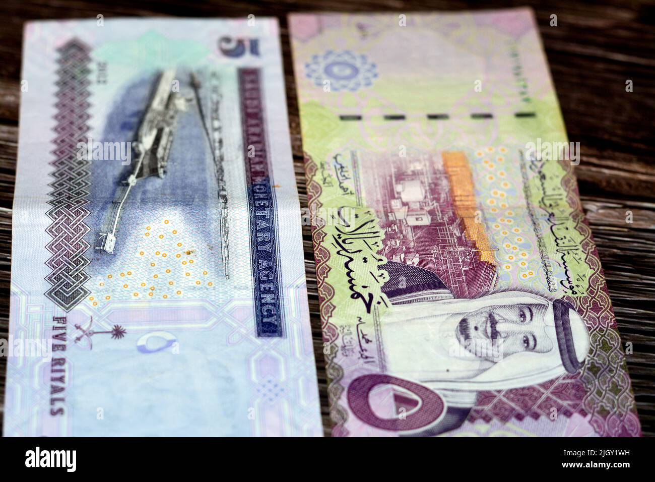Saudi Arabia 5 SAR five Saudi riyals cash money banknote with the photo of king Salman bin AbdulAziz and Ras Tanura tanker loading terminal, Jubayl Po Stock Photo
