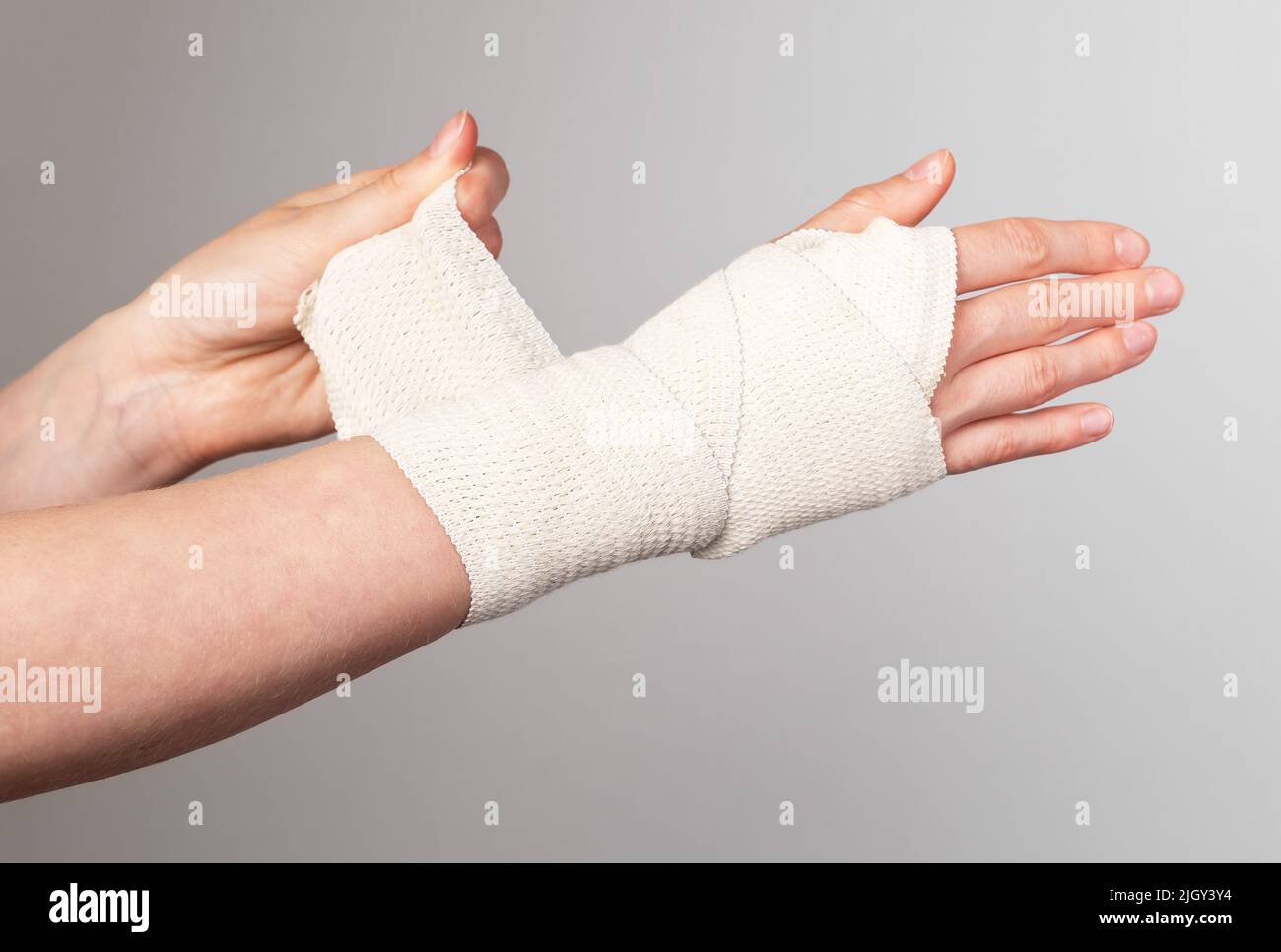 How and When to Wrap Your Hand After Injuring It - AICA Orthopedics