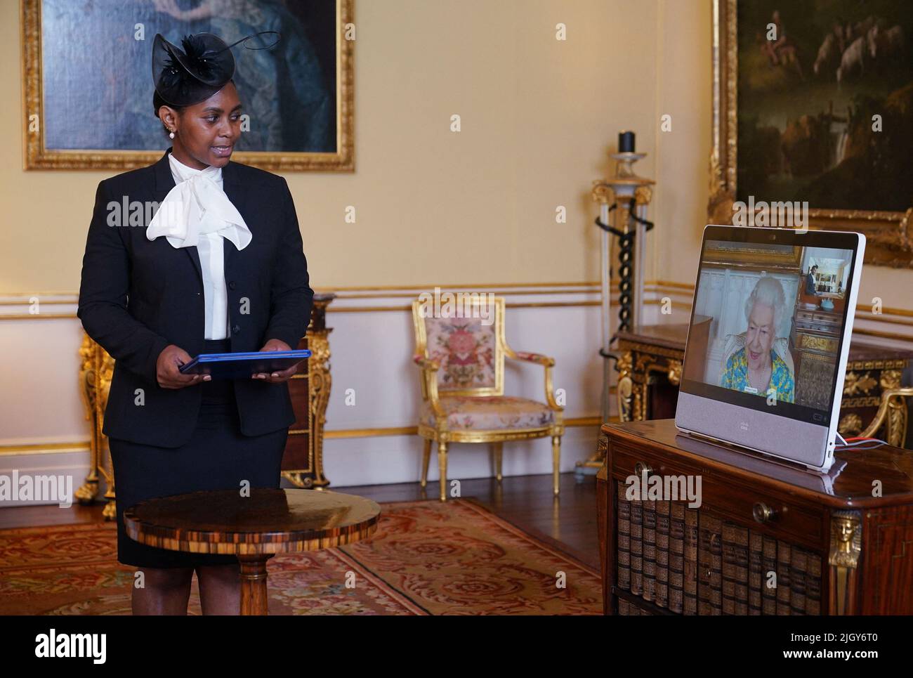 Britain's Queen Elizabeth appears on a screen via videolink during a virtual audience to receive High Commissioner for the Kingdom of Eswatini, Thandazile Mbuyisa, at Buckingham Palace, in London, Britain July 13, 2022. Yui Mok/Pool via REUTERS Stock Photo