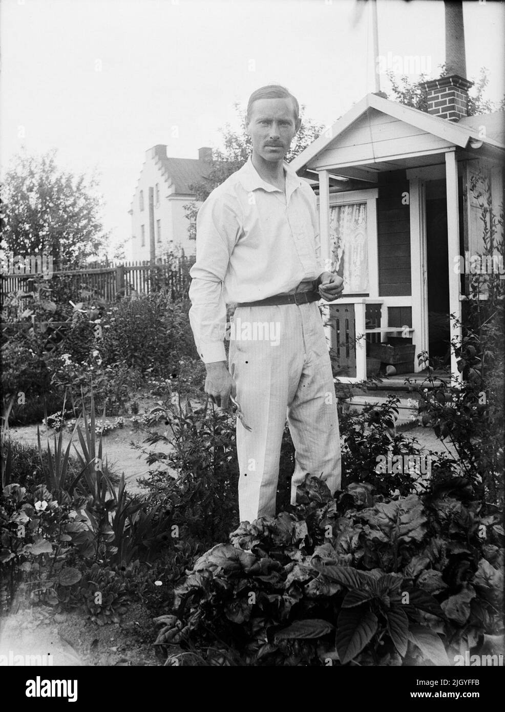 Probably Josef Ärnström at the family's colonial cottage, the present neighborhood Luthagsstranden, Luthagen, Uppsala. In the background, the horse's shoe factory (AB L. E. Larsson & Co) is glimpsed. Kolonistugan was later moved to Norrlandsgatan 39, Uppsala, where Nora Ärnström, Josef Ärnström's widow, built a villa in 1929.josef Ärnström's image collection was acquired by Upplandsmuseet 2011.josef Erstström Was Was Varnström Was Was Varnström Was Was Was Was Was Was Bed 18 Holded, Hållnäs parish, Uppland. He was married to Nora Selldin, born in Timrå, Medelpad. Both Josef and his wife Nora t Stock Photo