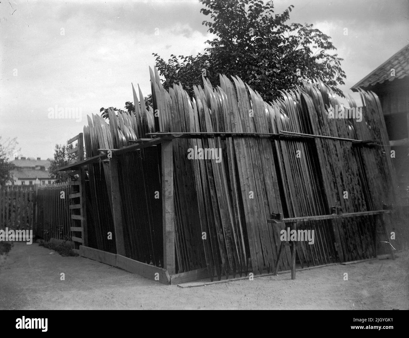 Skiing, Liljefors Krut- and Winter Sports Trade, Svartbäcksgatan 37, The Edda neighborhood, Svartbäcken, Uppsala. Liljefors Krut- and Winter Sporthandel was later named Liljefors Sport. Stock Photo
