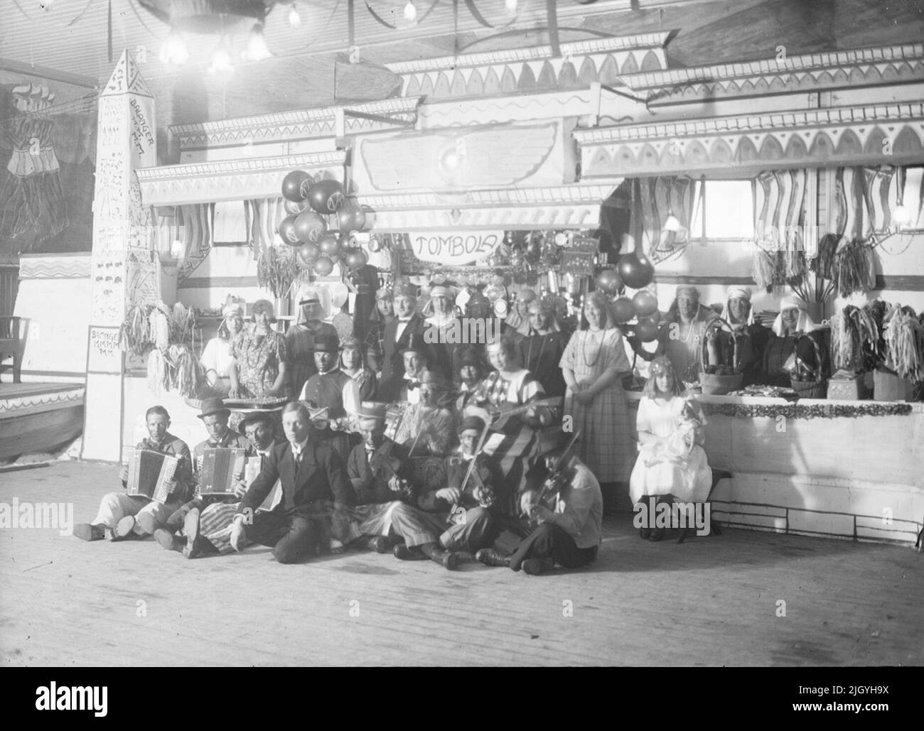 The bazaar 'Tot-Ank-Mammon' in the Societetshuset, organizer Valfrid Lödin, sitting at the front, Östhammar, Uppland 1923. Historical event, name related to Objek: Östhammar's Sports Club Stock Photo