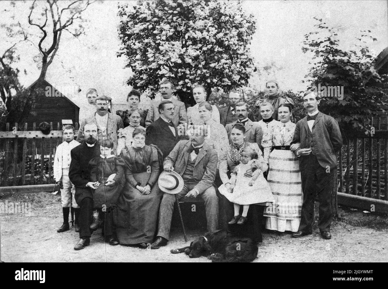 The Uno V family and Ida Nyberg and the household on the farm, Stora Väsby, Almunge parish, Uppland. The donor has written the following: several different motifs from the years at Stora Väsby 1898 - 1904. --- Stora Väsby farm around 1900. Uno v Nyberg with hat and cane. Wife Ida (born Johansson) with the oldest child Signe. 'House people'. Correct with Mrs. T H. Stock Photo