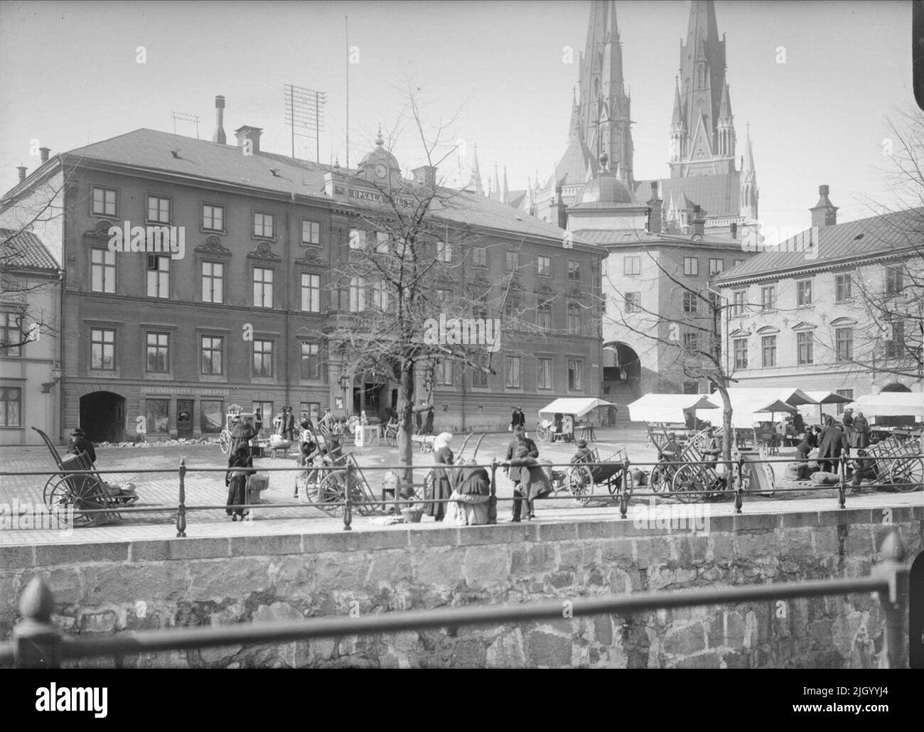 Torghandel at Fyristorg in Uppsala 1901 - 1902. Fyristorg, formerly Vedtorget, gained its extent in the 1810s. Here was before the Hospital Church. To the left hotel Gillet in the form it got in a thorough renovation and extension 1873 - 75 according to drawings by Adrian Crispin Peterson. 'From Ola Ehn & Gunnar Elfström, the turn of the century Uppsala in Dahlgren's pictures. Nature and culture 1977. Stock Photo