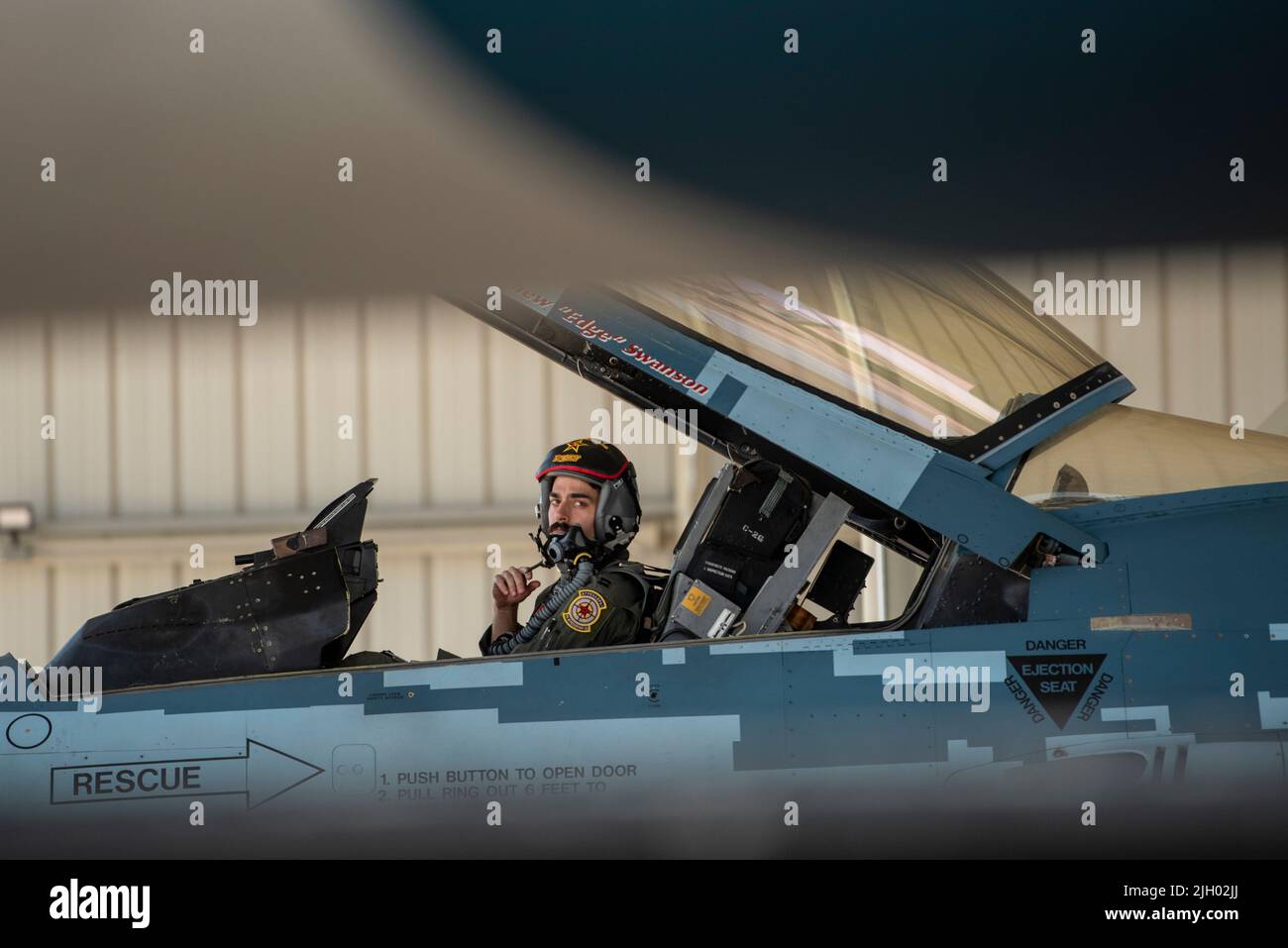 A fighter pilot assigned to the 64th Aggressor Squadron completes communications checks with the maintenance crew before it is taxied for a training mission during Red Flag-Nellis 22-3 at Nellis Air Force Base, Nevada, July 11, 2022. This Red Flag is less about multi-domain and will focus more on strengthening U.S. air dominance against the pacing challenges. (U.S. Air force photo by Tech. Sgt. Alexandre Montes) Stock Photo