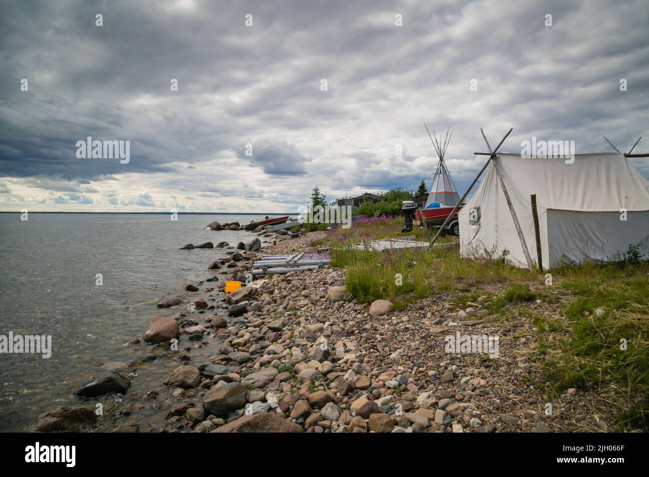 Canvas tent along the shoreline of Great Bear Lake in summer,  in the northern Indigenous community of Deline, Northwest Territories, Canada Stock Photo