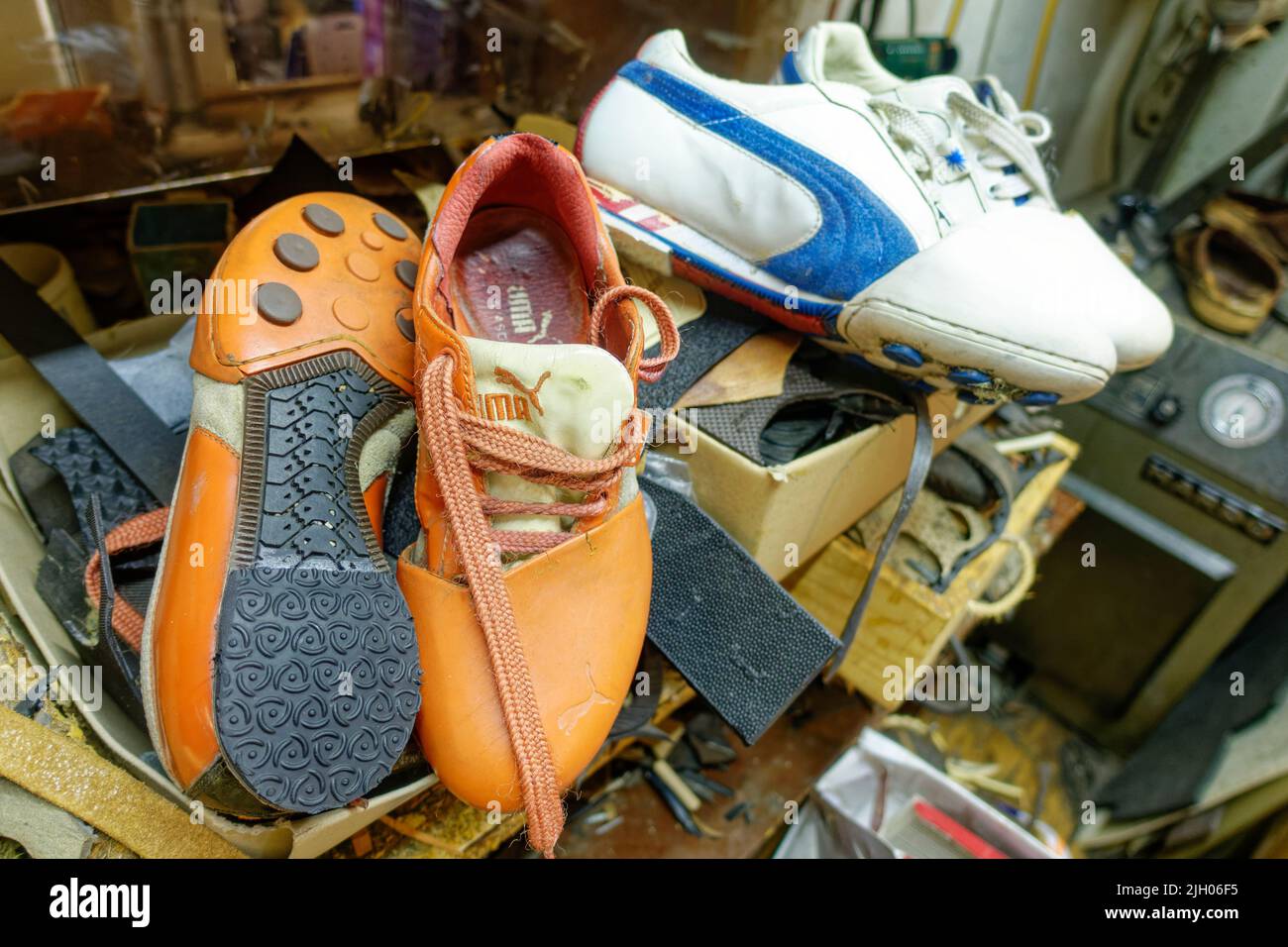 Nike Schuhe Reparatur.. Schuhmacherei  Linden ,Hannover. Stock Photo