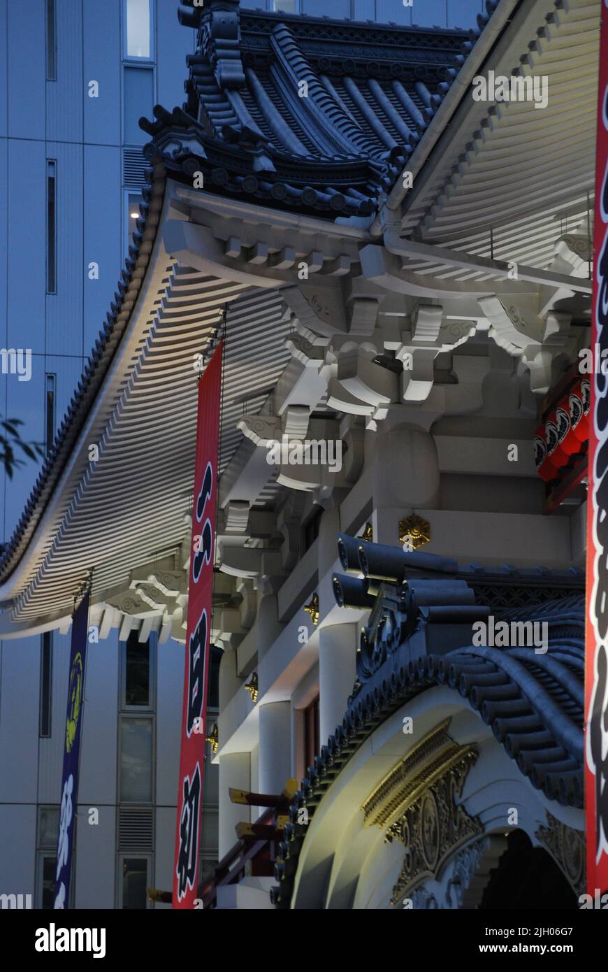 Traditional Buddhist temple architecture, Tokyo, Japan Stock Photo Alamy