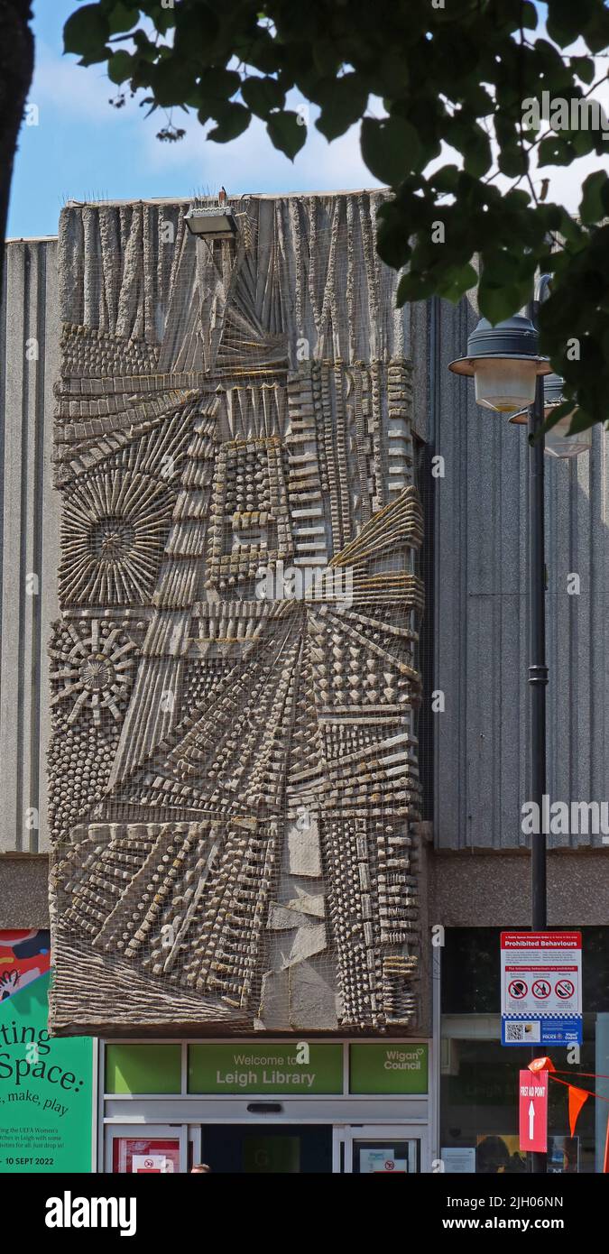 Concrete artwork, Leigh Turnpike Centre Library - J C Prestwich and Sons architects, Turnpike Centre, Civic Square, Market Street WN7 1EB Stock Photo
