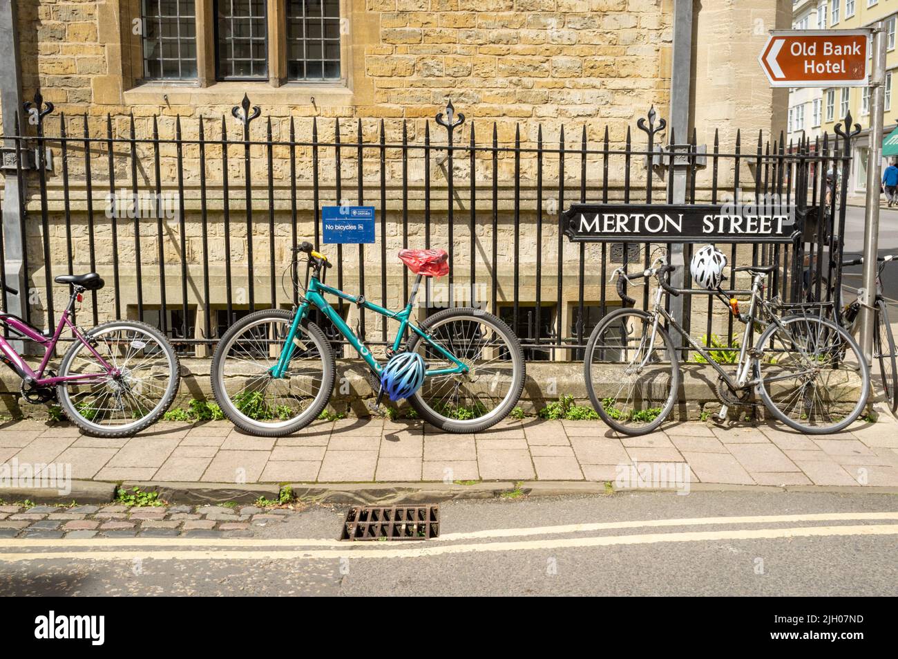 Student bicycles against a railing fence, Merton Street, Oxford, UK Stock Photo