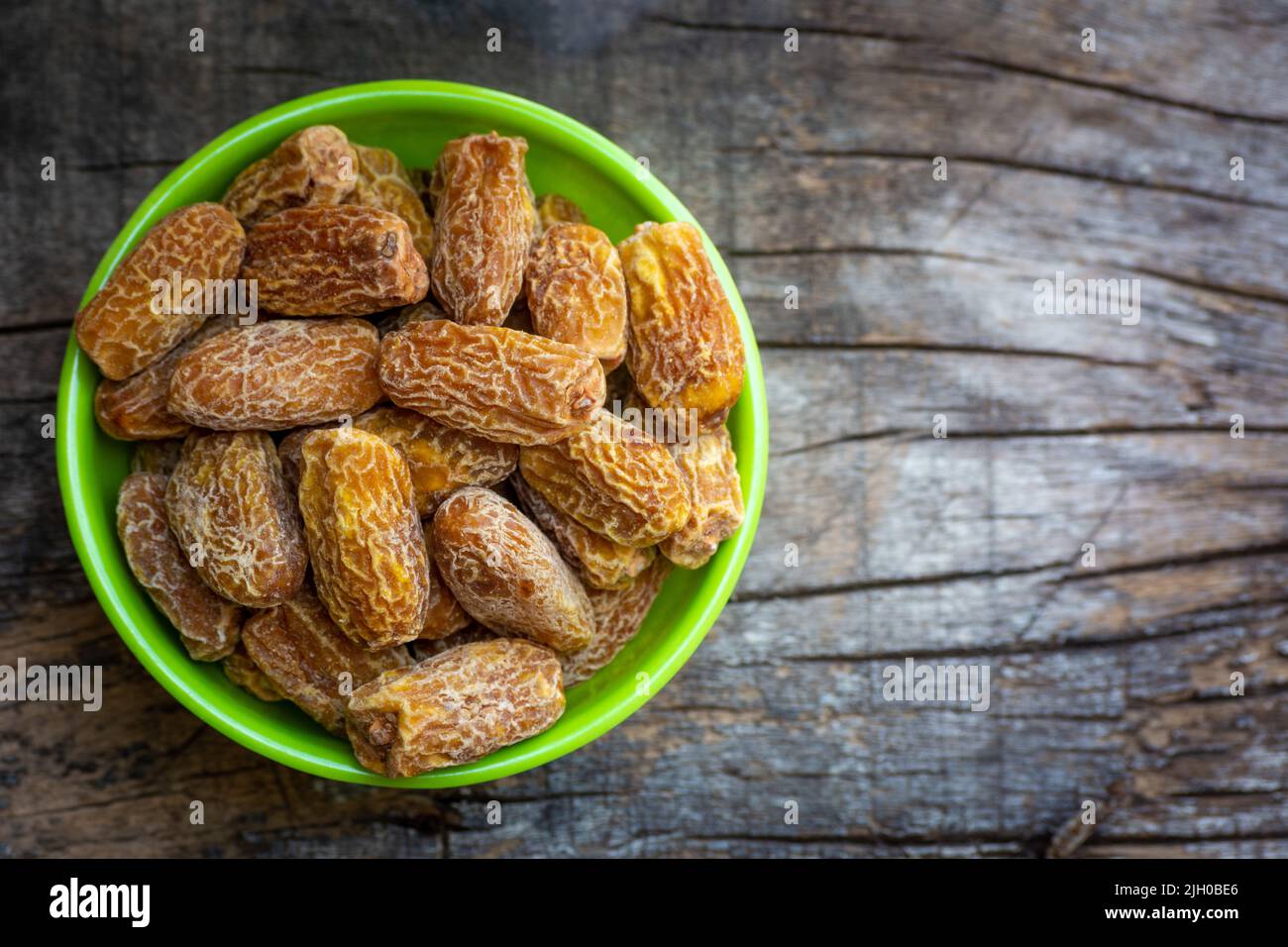 Indian dry dates in green bowl Stock Photo Alamy