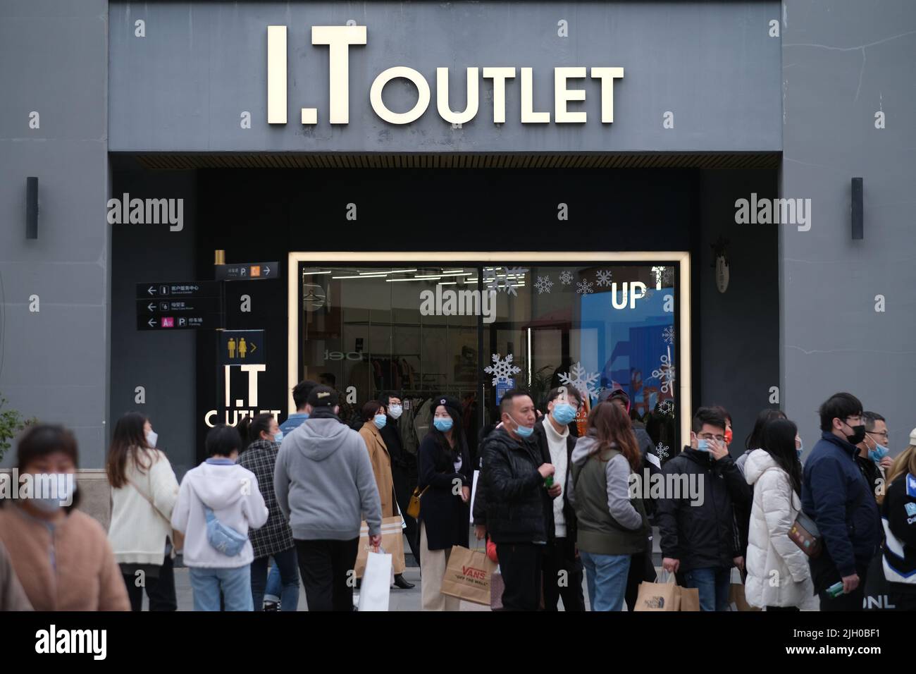 Shanghai,China-March 6th 2022: many Chinese customers in face mask to prevent Covid-19, outside I.T outlet store. I.T is a Hong Kong Fashion Brand Stock Photo