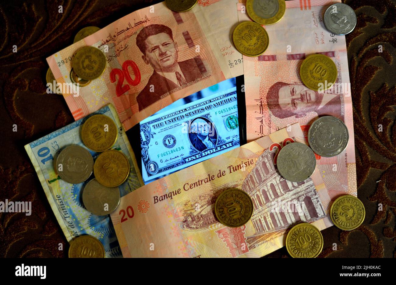 The Tunisian dinar fell to a record low against the US dollar, according to  the Tunisian Central Bank data on Tuesday.The record drop was at the level  of 3.17, which is the