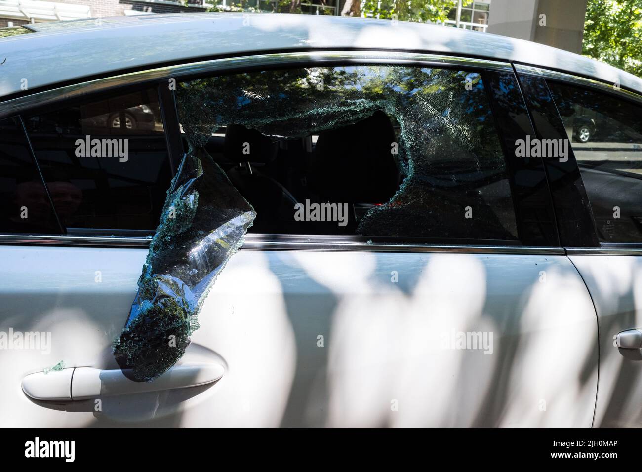Seattle, USA. 12 Jul, 2022. Smashed car window in South Lake Union near Amazon Stock Photo Alamy