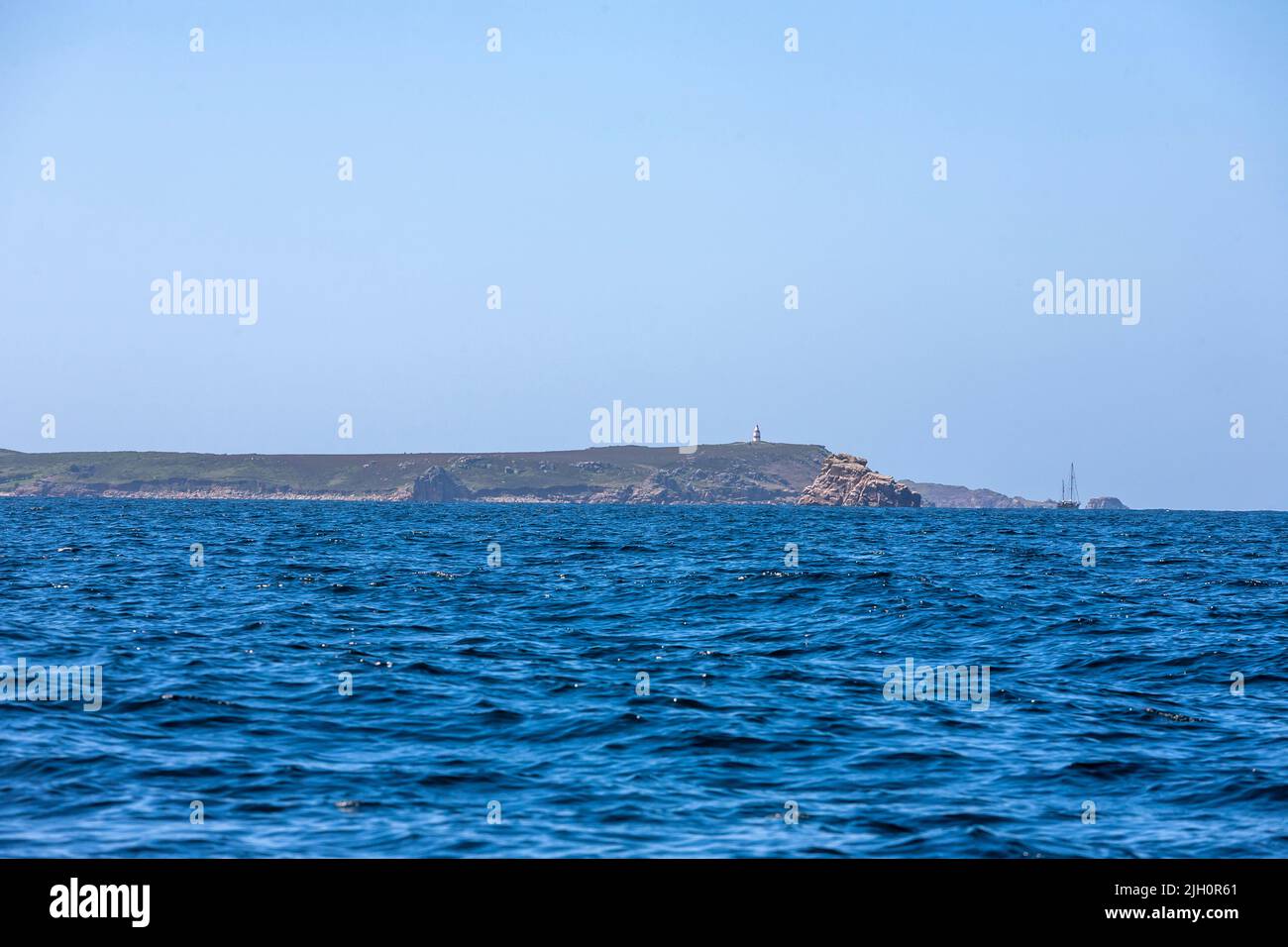 Approaching the Isles of Scilly by sea: the Eastern Isles and St. Martin's, with its distinctive Day Mark on the hilltop: Isles of Scilly, UK Stock Photo