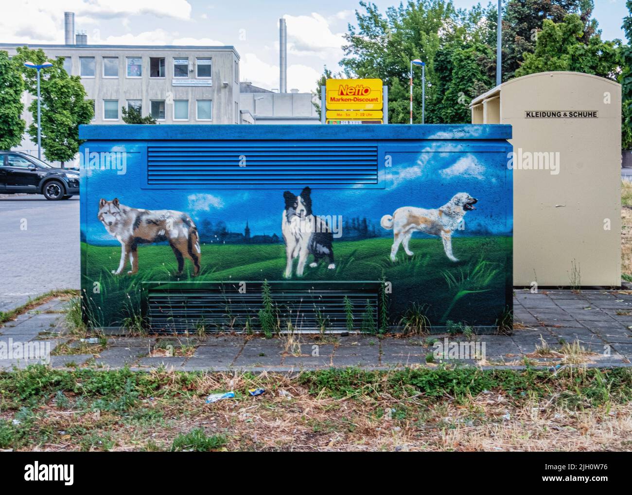 Urban art, painting of dogs on utility box in Stubenrauchstrasse, Rudow, Neukölln, Berlin, Germany Stock Photo