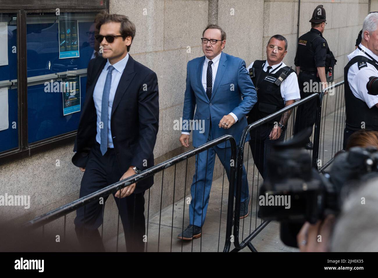 London, UK. 14th July, 2022. US actor Kevin Spacey arrives at the Old Bailey for the plea and trial preparation hearing over four charges of sexual offences against three men. The Oscar-winning actor is expected to plead not guilty to the charges related to the offences which allegedly took place in London and Gloucestershire between 2005 and 2013 while Mr. Spacey was the artistic director at the Old Vic theatre. Credit: Wiktor Szymanowicz/Alamy Live News Stock Photo