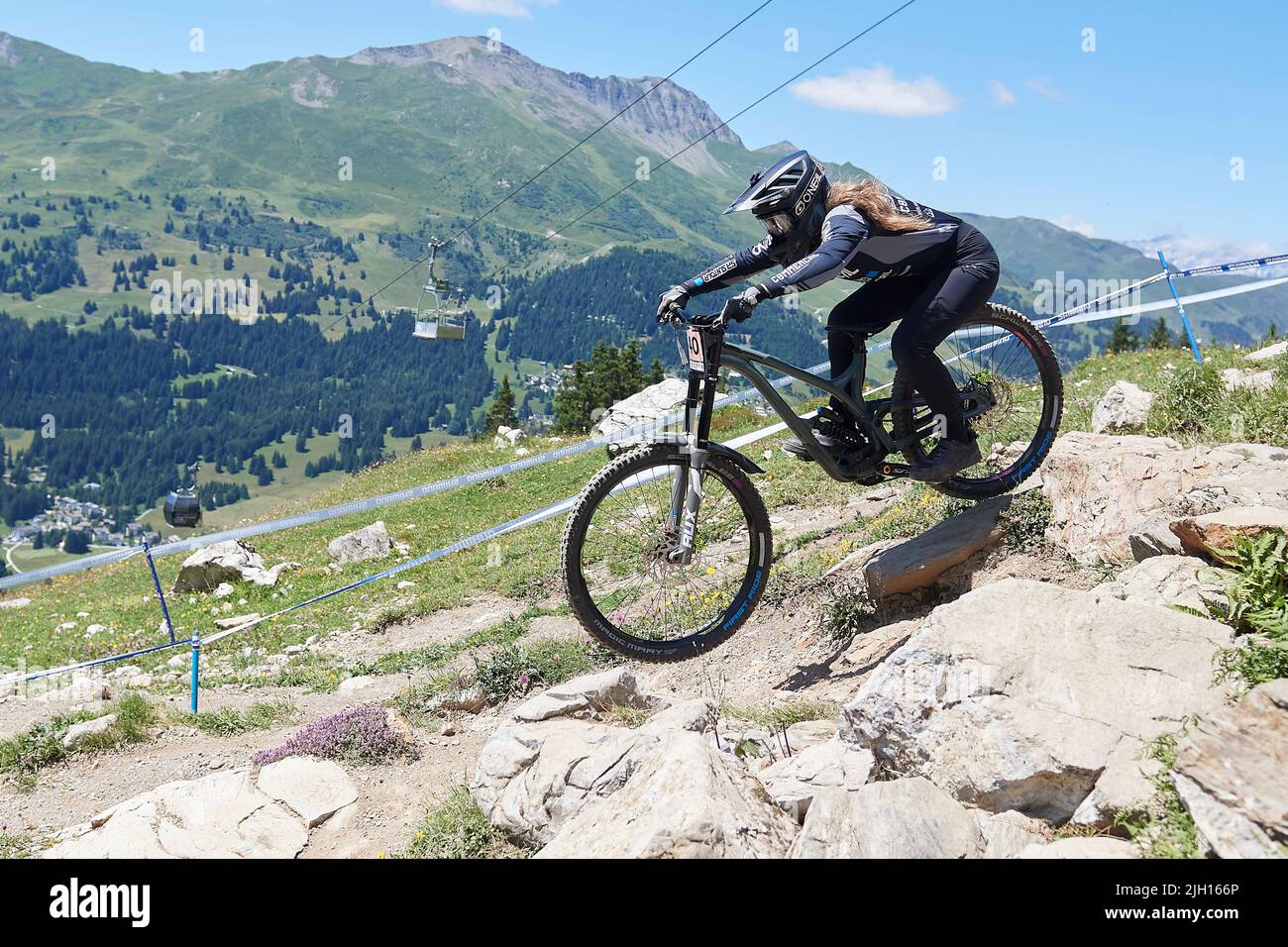 Lenzerheide, Schweiz. 8. Juli 2022. Anna Craig während der Downhill Qualifikation der Damen am UCI Mountain Bike World Cup 2022 in Lenzerheide. Stock Photo