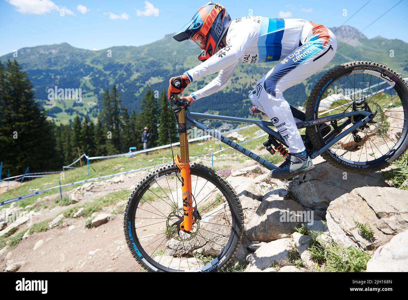 Lenzerheide, Schweiz. 8. Juli 2022. Monika Hrastnik (Dorval Am Commencal) während der Downhill Qualifikation der Damen am UCI Mountain Bike World Cup Stock Photo