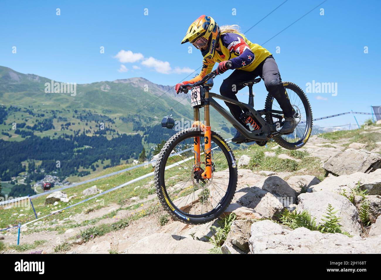 Lenzerheide, Schweiz. 8. Juli 2022. Jess Blewitt während der Downhill Qualifikation der Damen am UCI Mountain Bike World Cup 2022 in Lenzerheide. Stock Photo