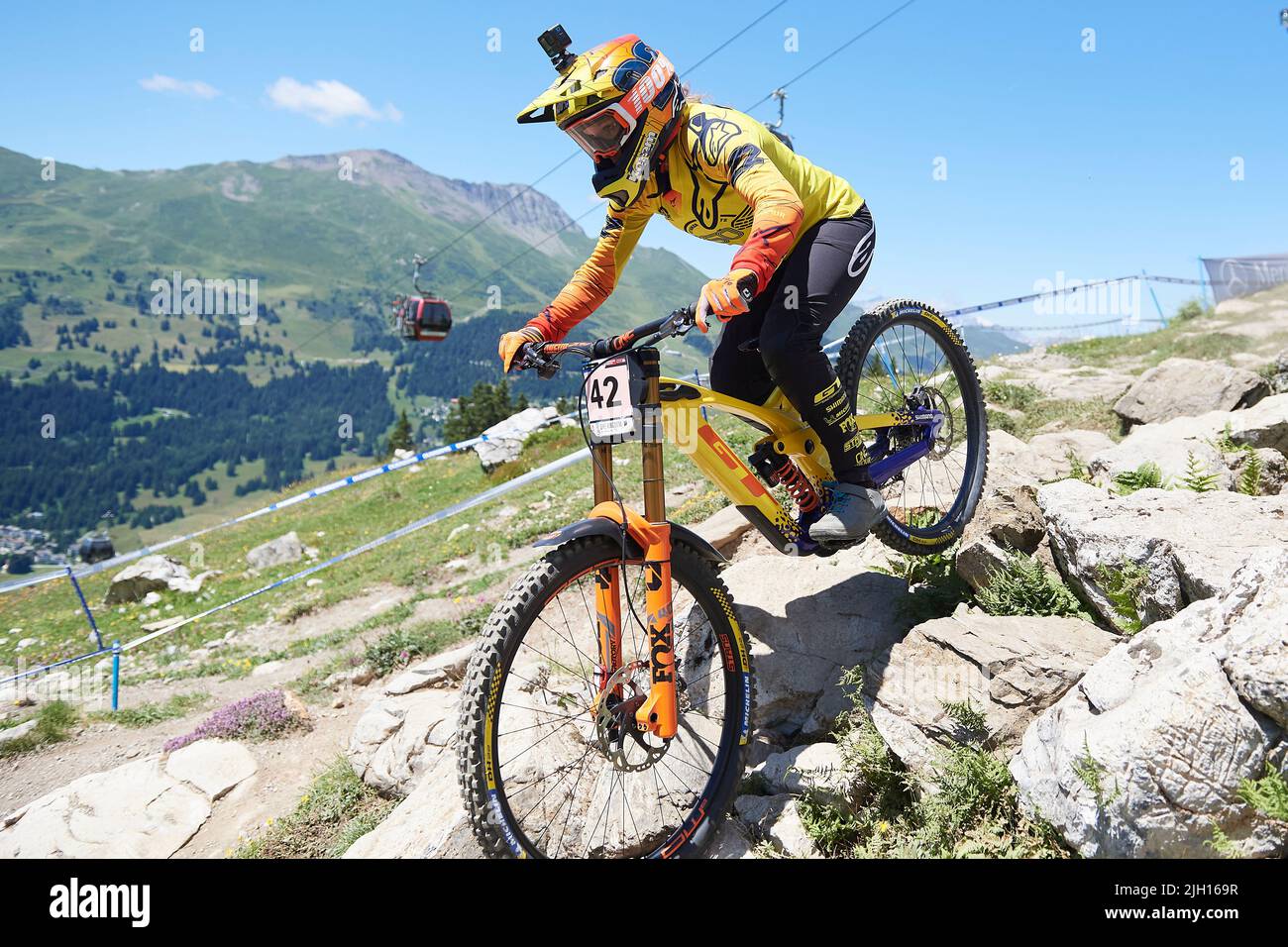 Lenzerheide, Schweiz. 8. Juli 2022. Noga Korem während der Downhill Qualifikation der Damen am UCI Mountain Bike World Cup 2022 in Lenzerheide. Stock Photo