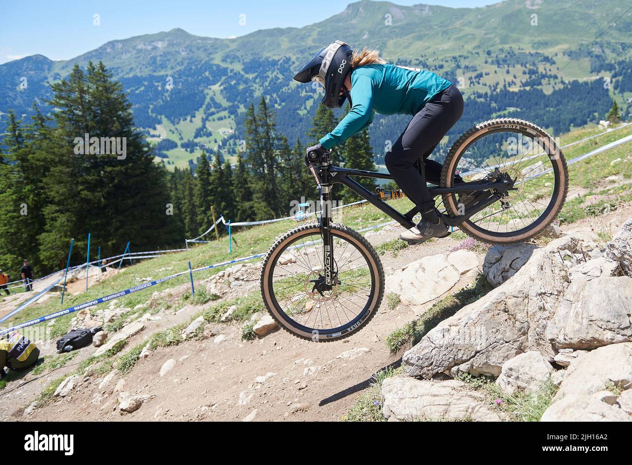 Lenzerheide, Schweiz. 8. Juli 2022. Lea Salome Rutz während der Downhill Qualifikation der Damen am UCI Mountain Bike World Cup 2022 in Lenzerheide. Stock Photo