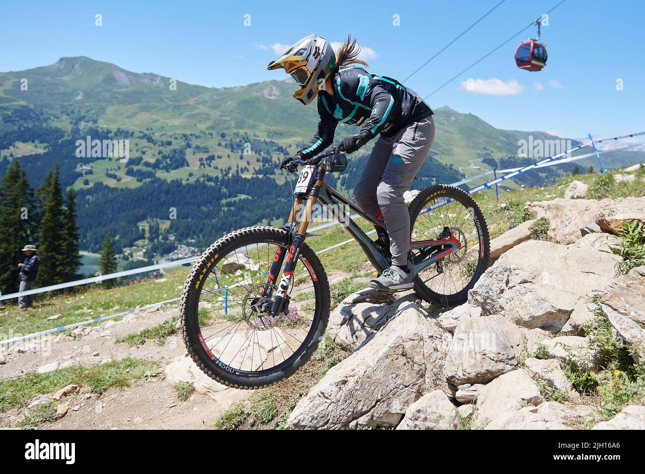 Lenzerheide, Schweiz. 8. Juli 2022. Cassie Voysey während der Downhill Qualifikation der Damen am UCI Mountain Bike World Cup 2022 in Lenzerheide. Stock Photo