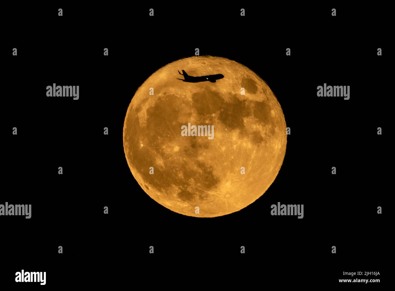 Full moon rising over los angeles hi-res stock photography and images ...