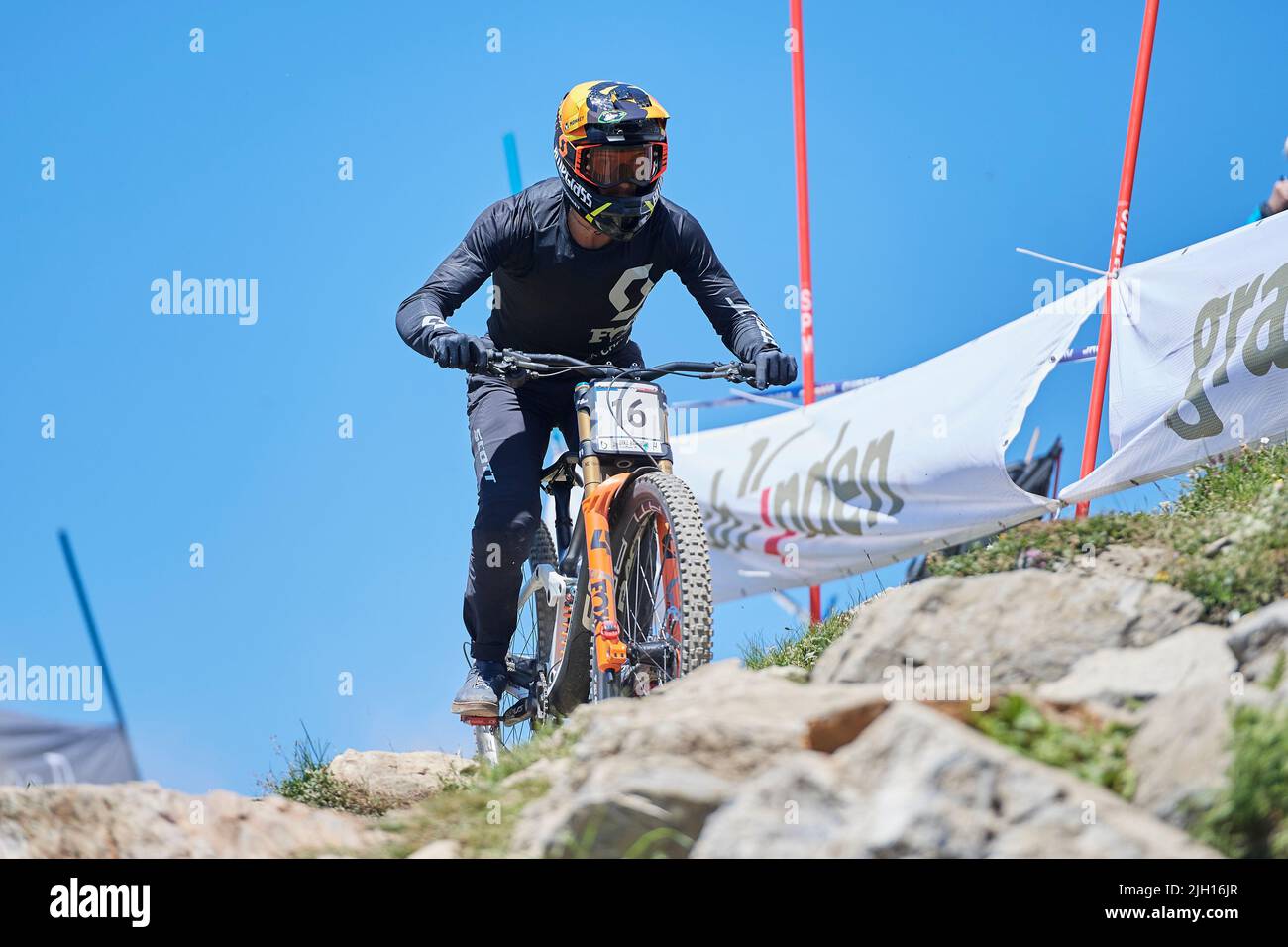 Lenzerheide, Schweiz. 8. Juli 2022. Dylan Levesque (Scott Downhill Factory) während der Downhill Qualifikation der Herren am UCI Mountain Bike World C Stock Photo