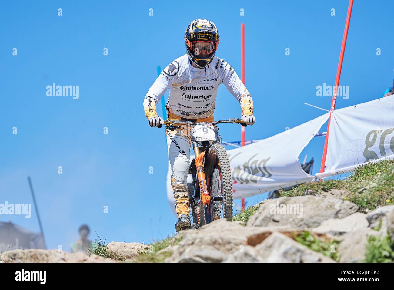 Lenzerheide, Schweiz. 8. Juli 2022. Charlie Hatton (Continental Atherton) während der Downhill Qualifikation der Herren am UCI Mountain Bike World Cup Stock Photo