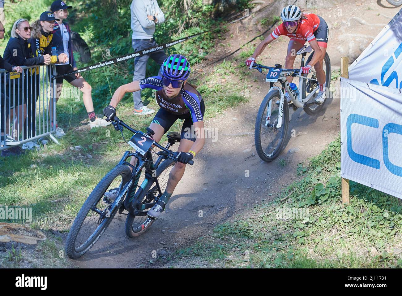 Lenzerheide, Schweiz. 8. Juli 2022. Loana Lecomte und Jolanda Neff während des Cross Country Short Track der Damen Elite am UCI Mountain Bike World Cu Stock Photo
