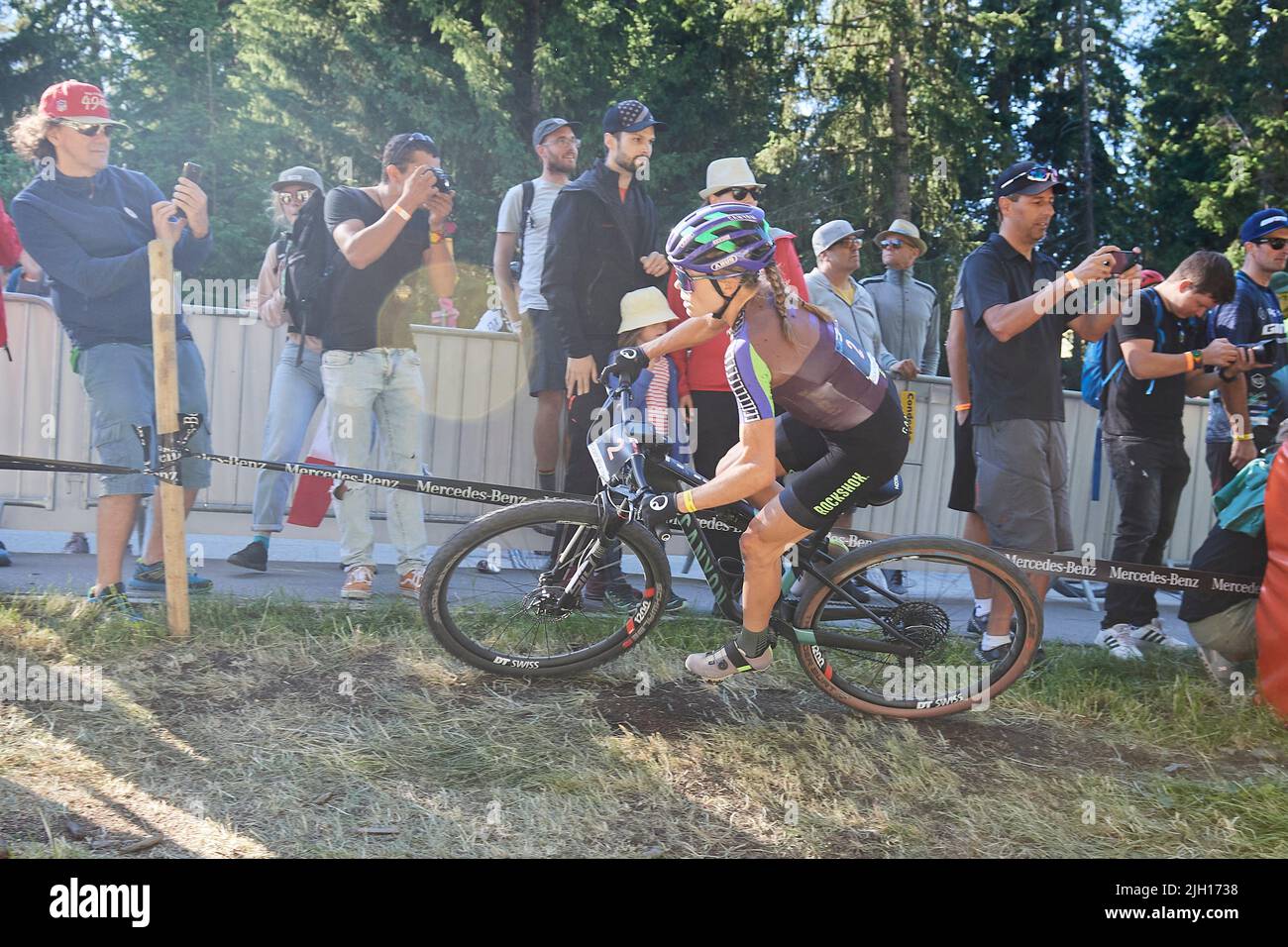 Lenzerheide, Schweiz. 8. Juli 2022. Loana Lecomte während des Cross Country Short Track der Damen Elite am UCI Mountain Bike World Cup 2022 in Lenzerh Stock Photo