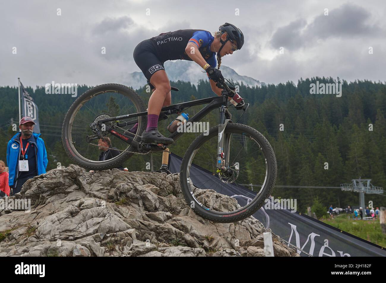 Lenzerheide, Schweiz. 10. Juli 2022. Isaure MEDDE während des U23 Cross Country Olympic Rennens der Damen am UCI Mountain Bike World Cup 2022 in Lenze Stock Photo