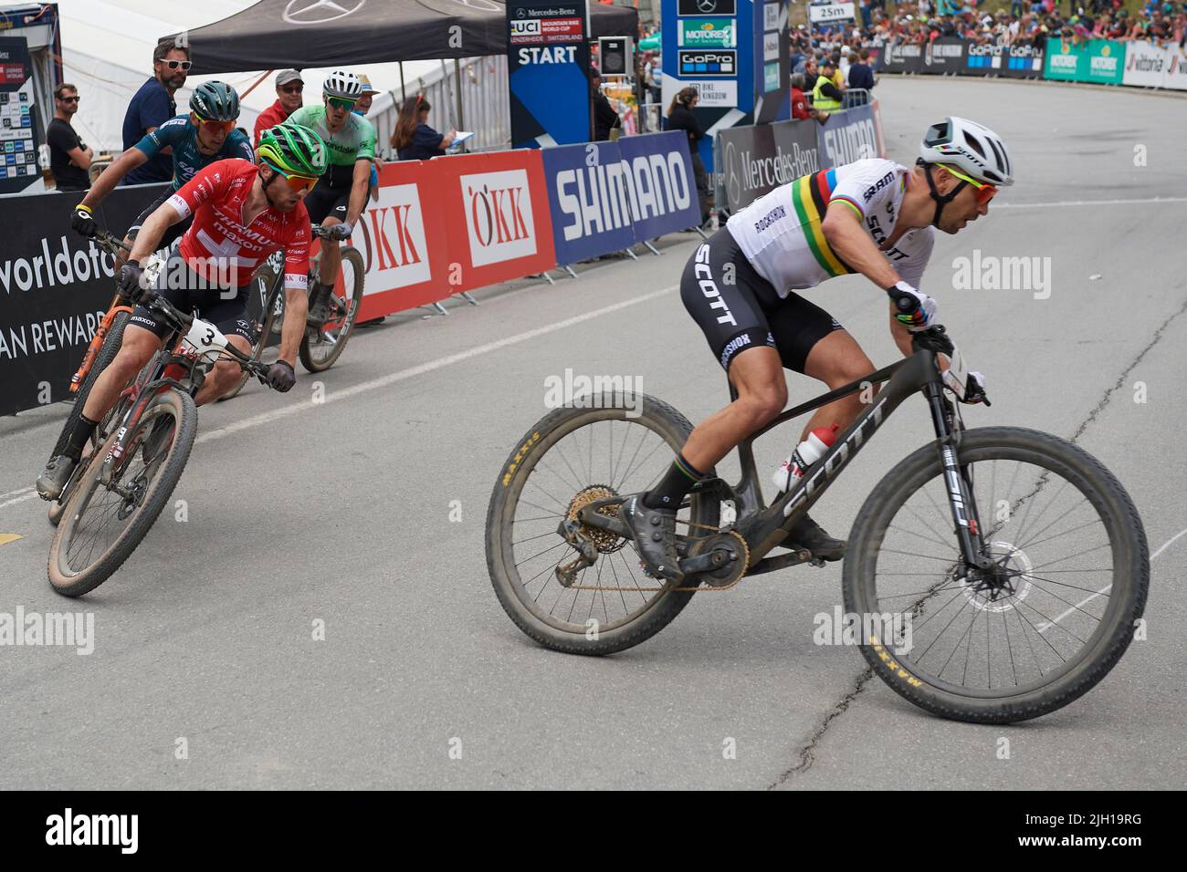 Lenzerheide, Schweiz. 10. Juli 2022. Nino SCHURTER führt das Rennen an vor Mathias FLÜCKIGER, Luca BRAIDOT und Alan HATHERLY während des Cross Country Stock Photo